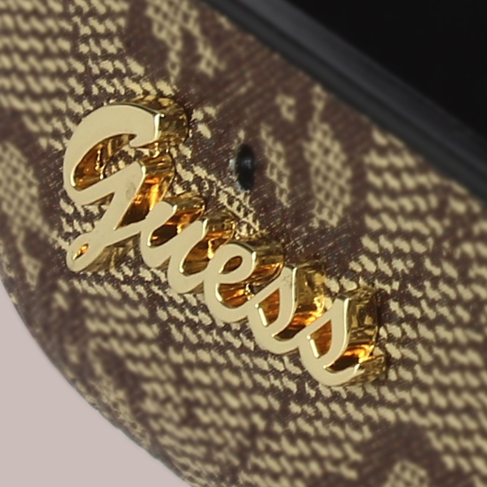 Funda negra para teléfono con textura de fibra de carbono y logo AMG.