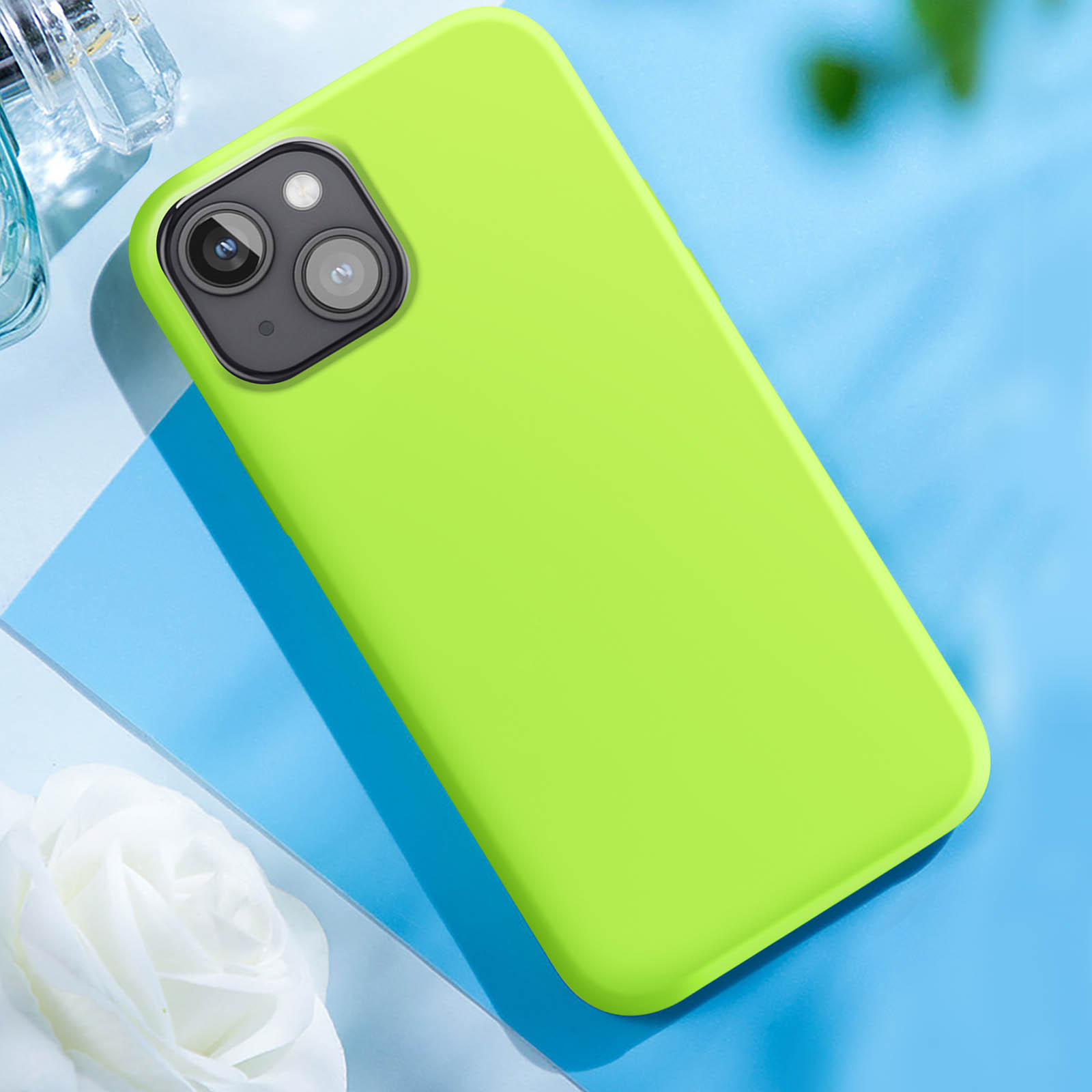Una custodia verde con una fotocamera nell'angolo in alto a sinistra.