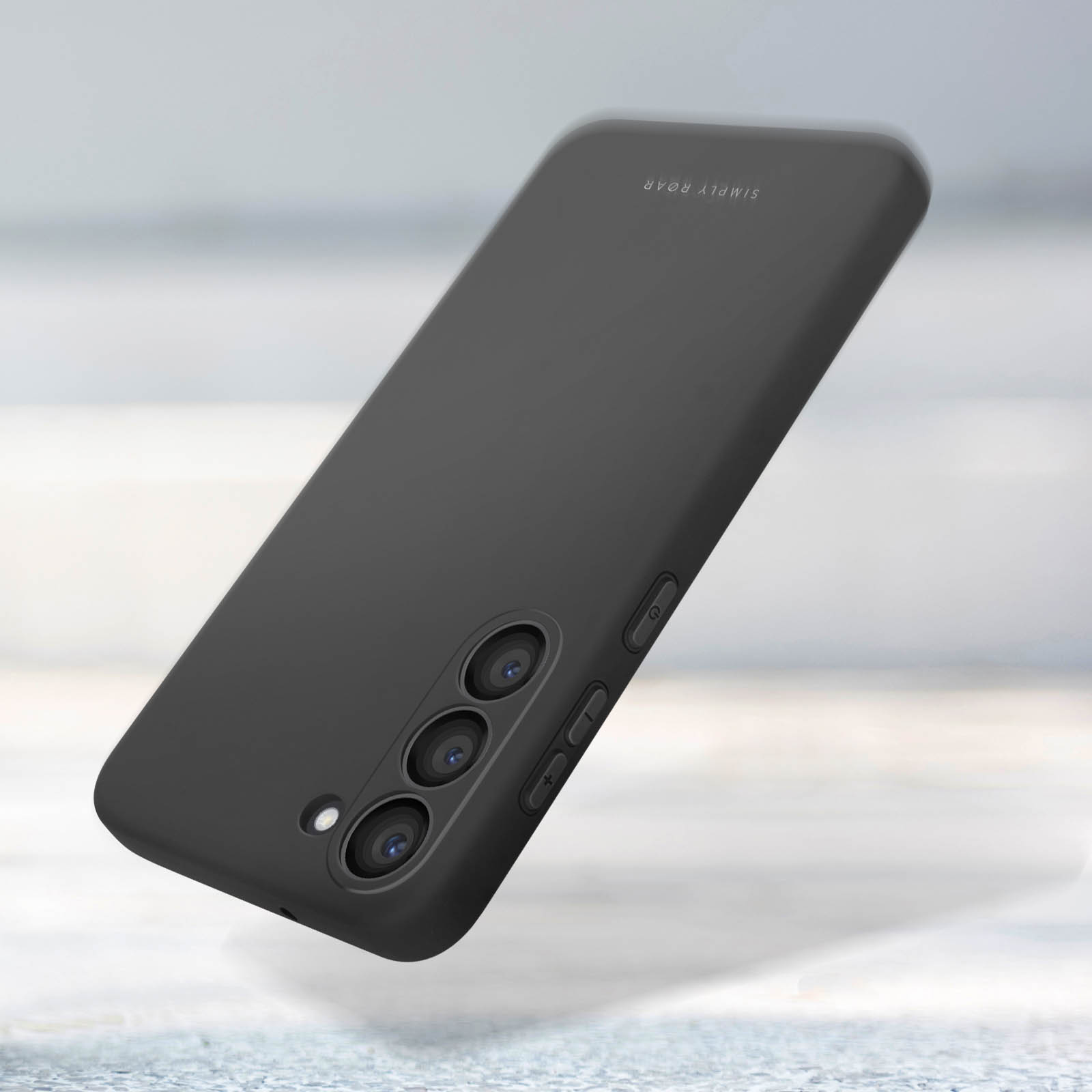 Custodia nera per telefono con le parole 'Simply Roar' e il modulo fotocamera. Sfondo bianco.