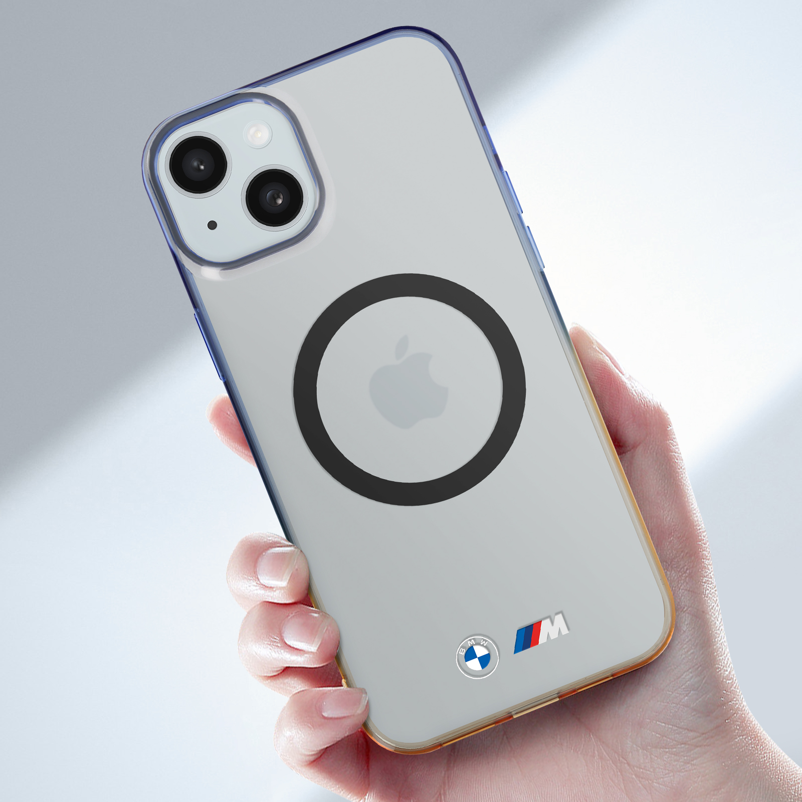 Mano che tiene un telefono con una custodia trasparente a marchio BMW.
