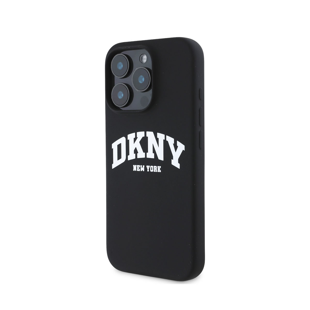 Custodia per telefono nera con logo DKNY bianco. Il telefono ha tre fotocamere. Sfondo bianco.