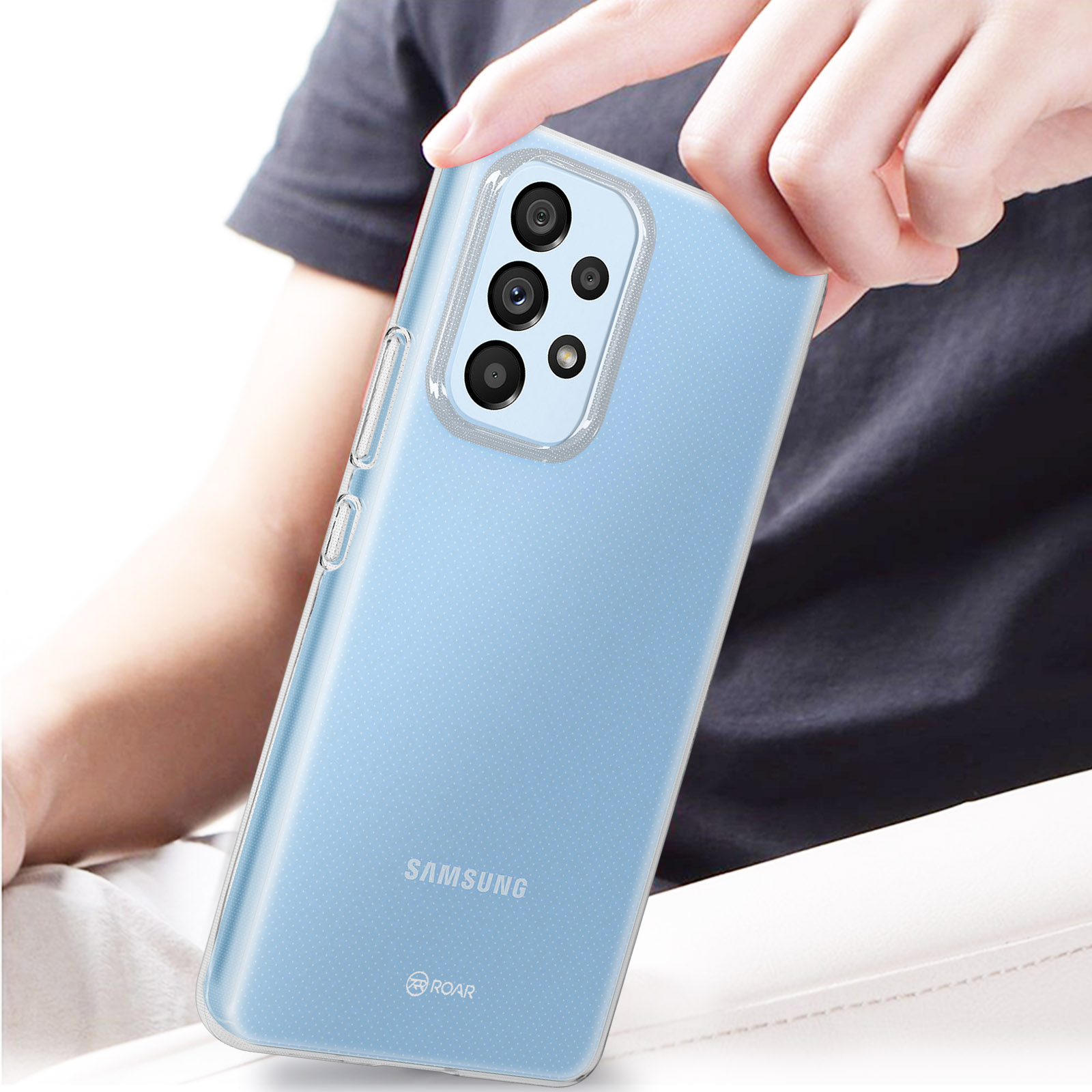 Mano sosteniendo una funda azul claro con un teléfono dentro. Fondo blanco.