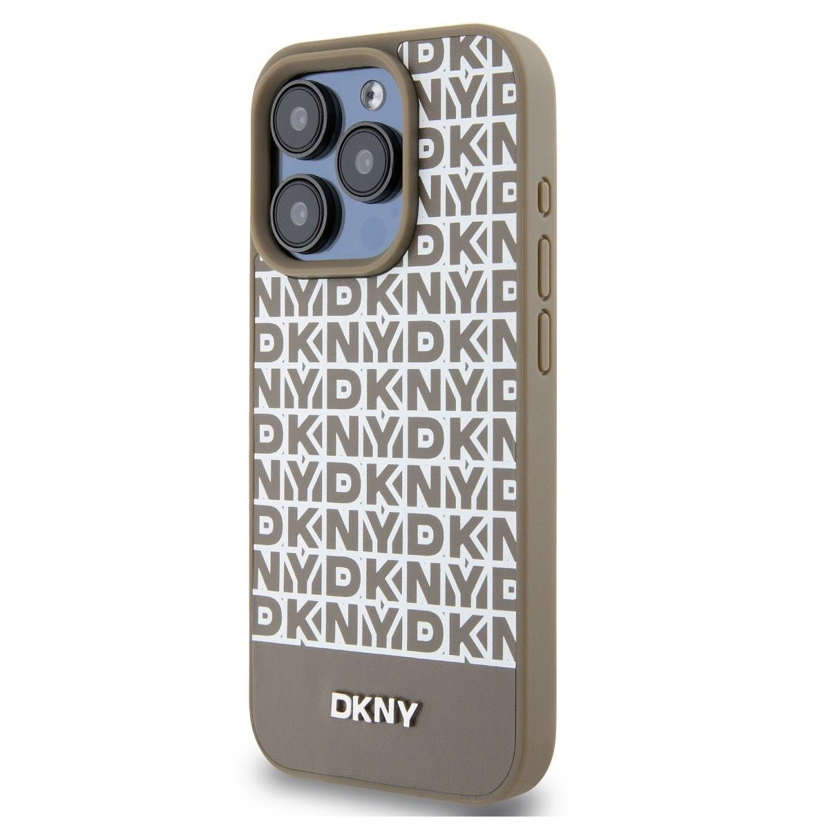 Una custodia per iPhone marrone con loghi DKNY bianchi ripetuti. Il fondo ha un logo DKNY.