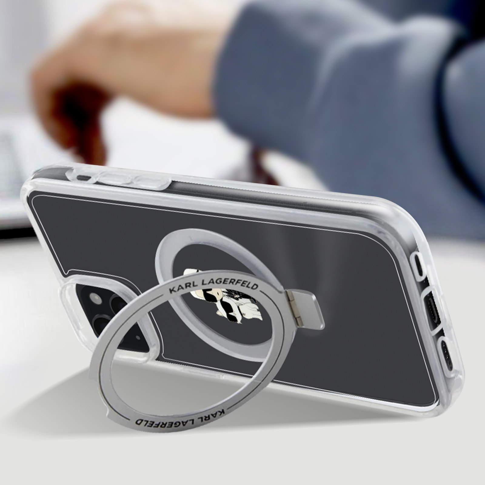 Custodia trasparente per telefono con anello. L'anello ha il logo Karl Lagerfeld.