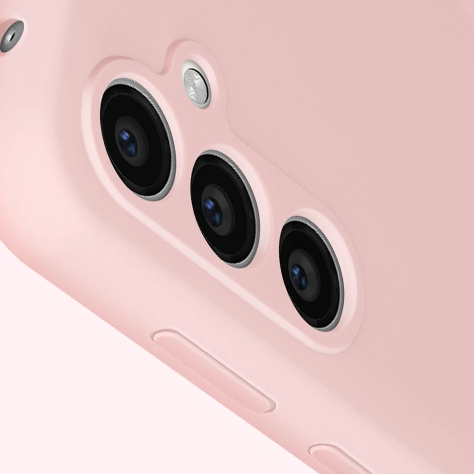 Primo piano del retro di una custodia rosa per telefono con tre lenti della fotocamera.