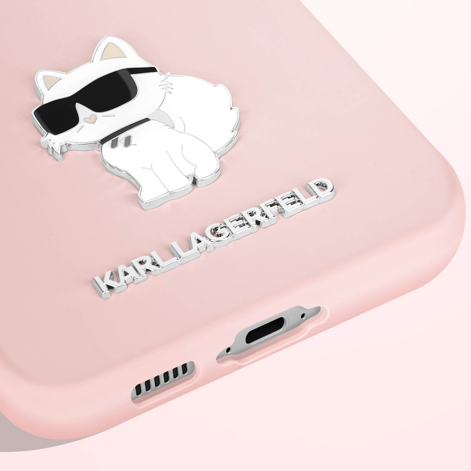 Custodia per telefono rosa con un design a gatto Karl Lagerfeld. Sfondo bianco.