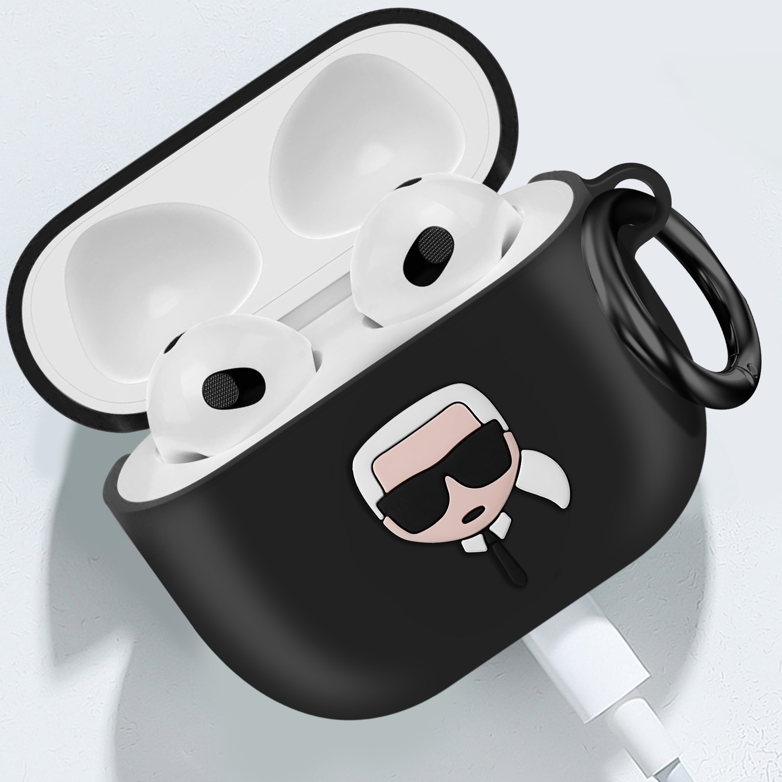Funda negra Karl Lagerfeld AirPods con dibujos de Karl y puerto de carga.