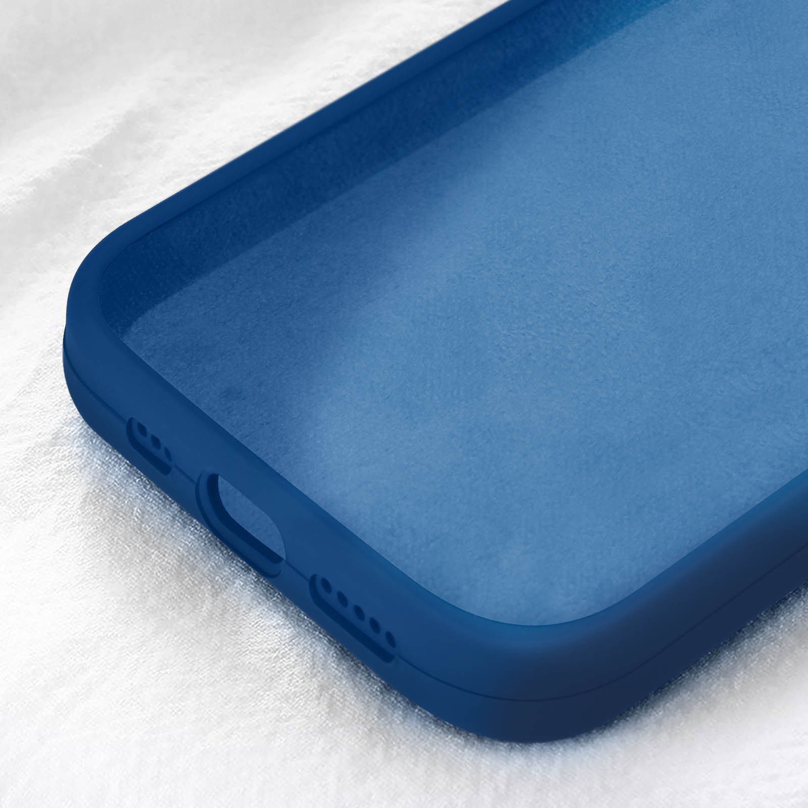 Primo piano di una custodia blu per telefono. Il lato del telefono con i fori dei pulsanti è visibile.