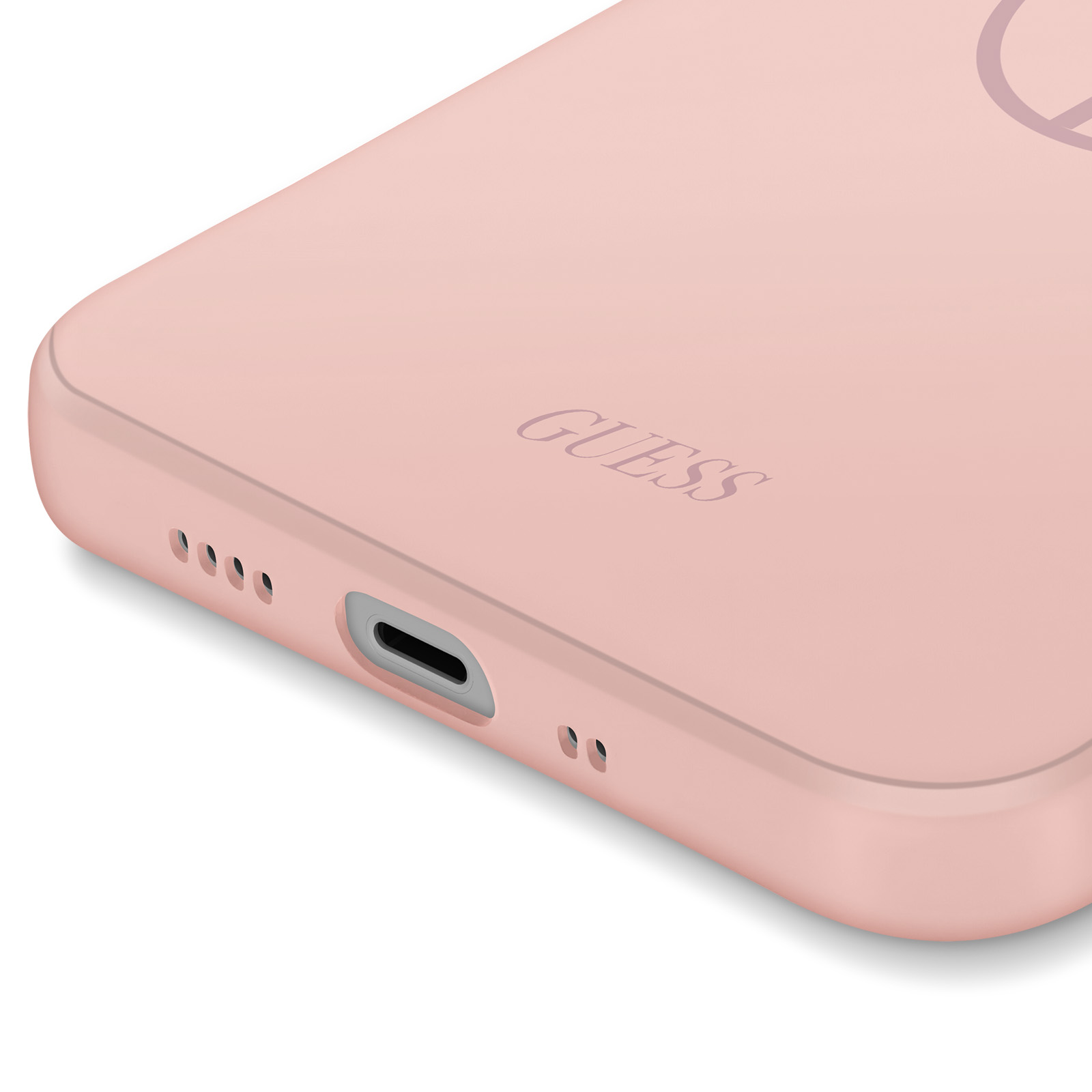 Close-up van een roze telefoonhoesje met een Guess logo. De hoes heeft een oplaadpoort.