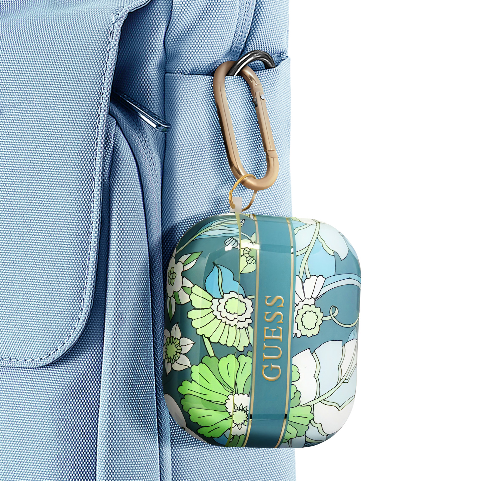 Estuche de auriculares colgando de una mochila azul. El estuche tiene un patrón floral.