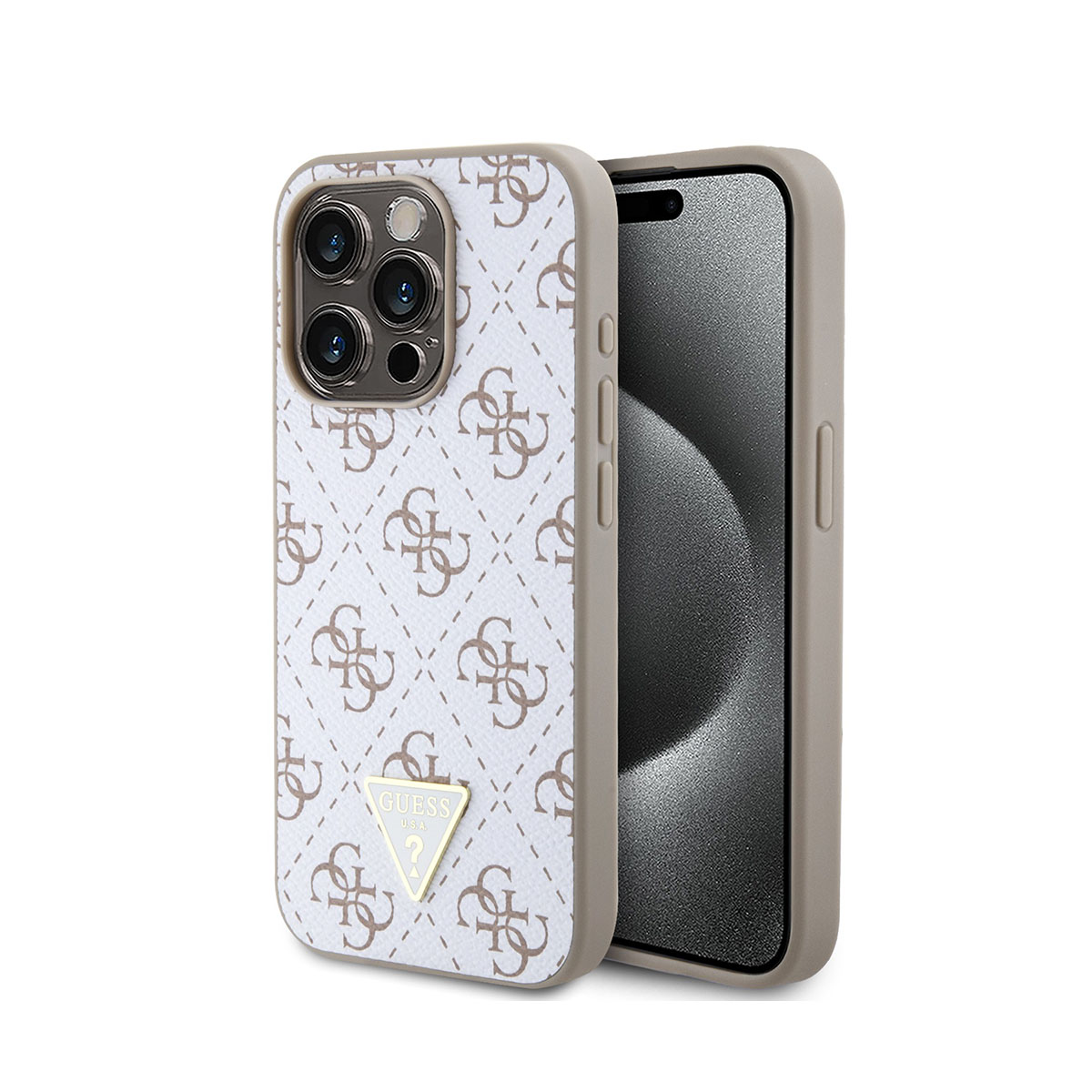 Handyhülle mit weißem Hintergrund, braunem Muster und goldenem Guess-Logo. Das Telefon hat drei Linsen.