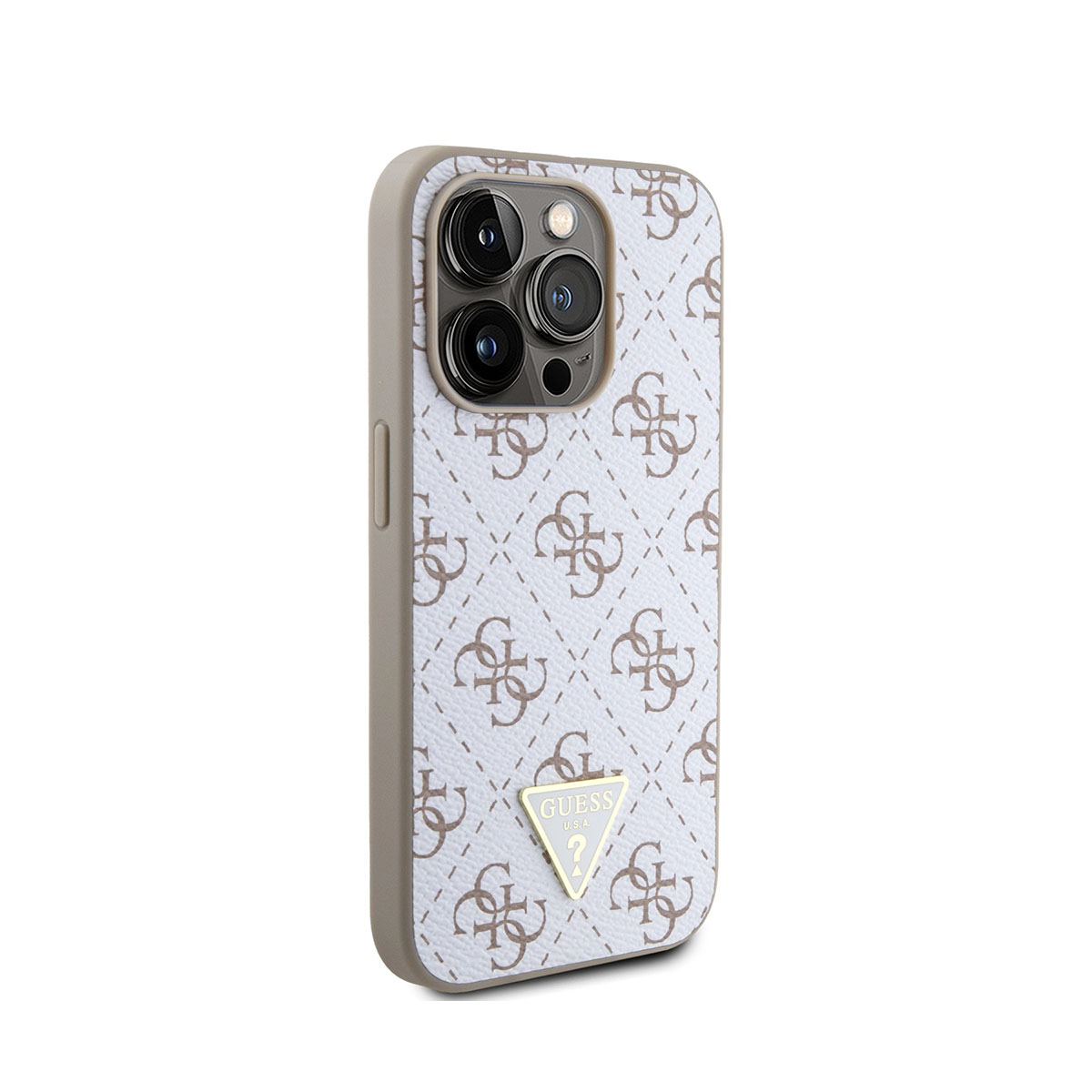 Handyhülle mit weißem Muster und Guess-Logo. Beigefarbene Seiten. Das Telefon ist angewinkelt.