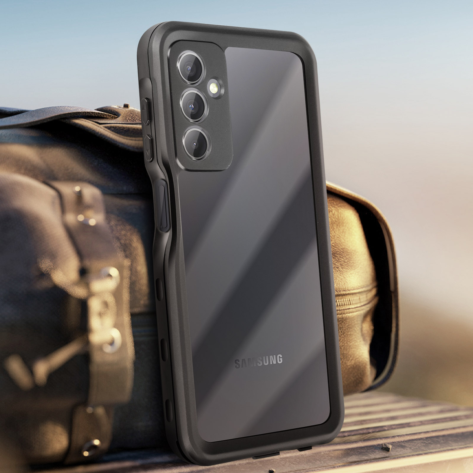 Funda negra en un teléfono. El fondo incluye un bolso de cuero y una escena borrosa al aire libre.