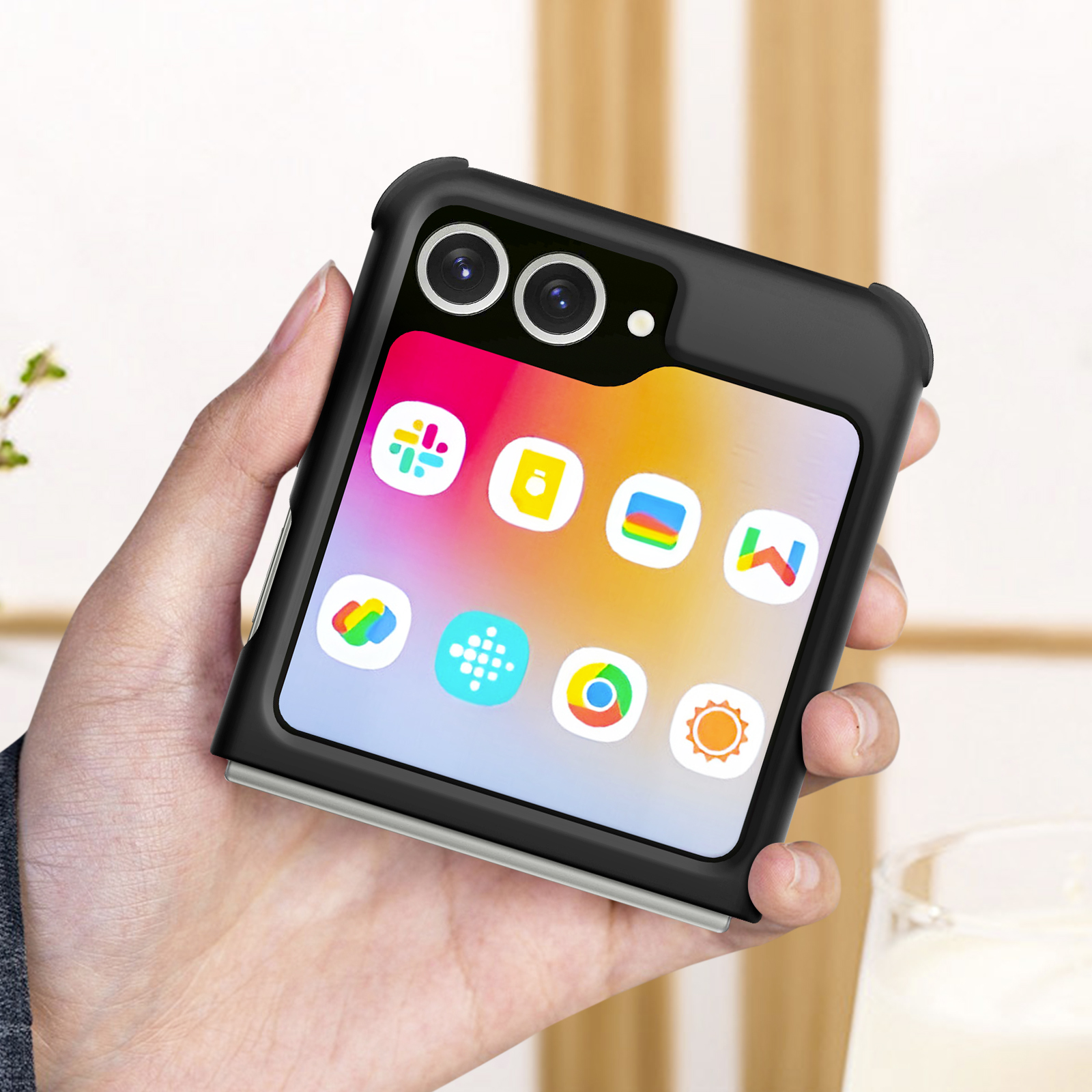 Mano che tiene un telefono con app sullo schermo. È in una cover nera.