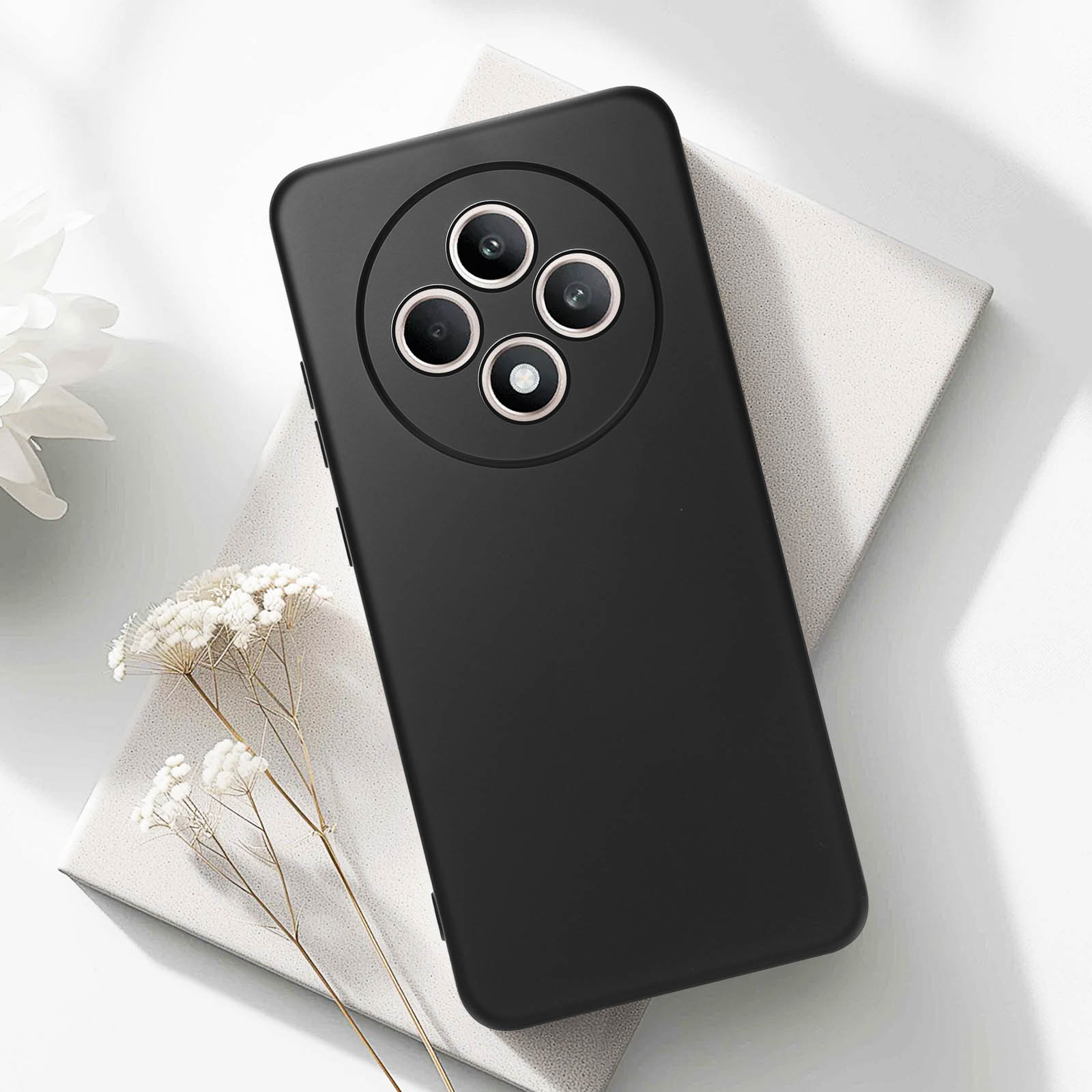 Custodia nera per telefono con modulo fotocamera. Il telefono è appoggiato su una superficie bianca. La custodia ha una finitura opaca.