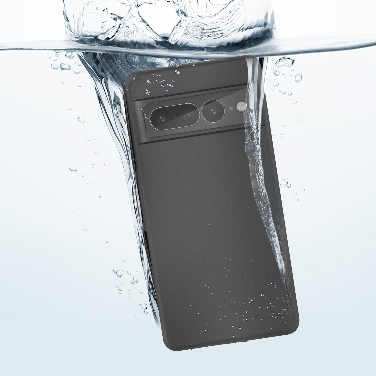 Schwarzes Telefon unter Wasser, mit Wassertröpfchen und unscharfem Hintergrund.