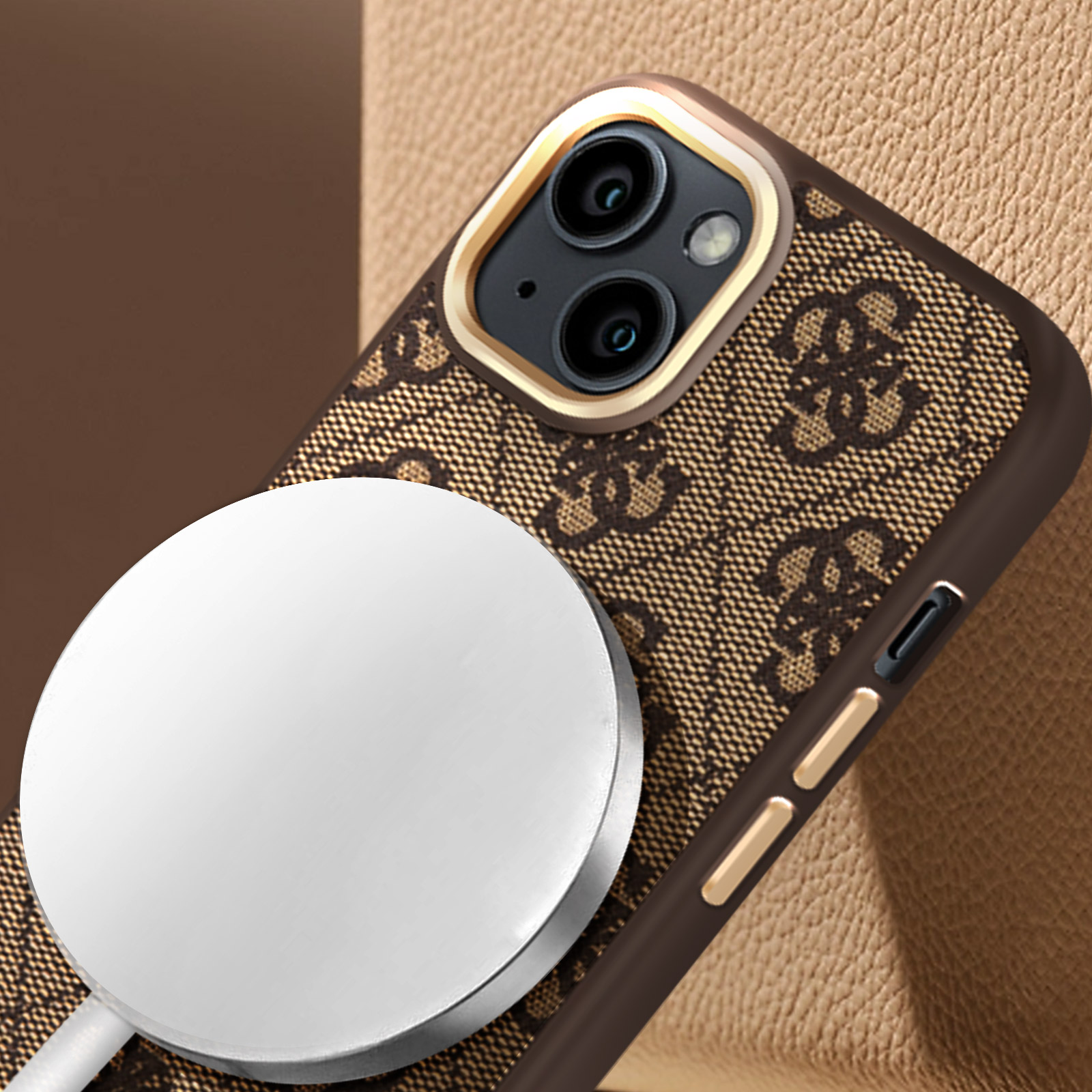 Custodia per telefono con motivo Guess marrone, disco di ricarica bianco e sfondo marrone.