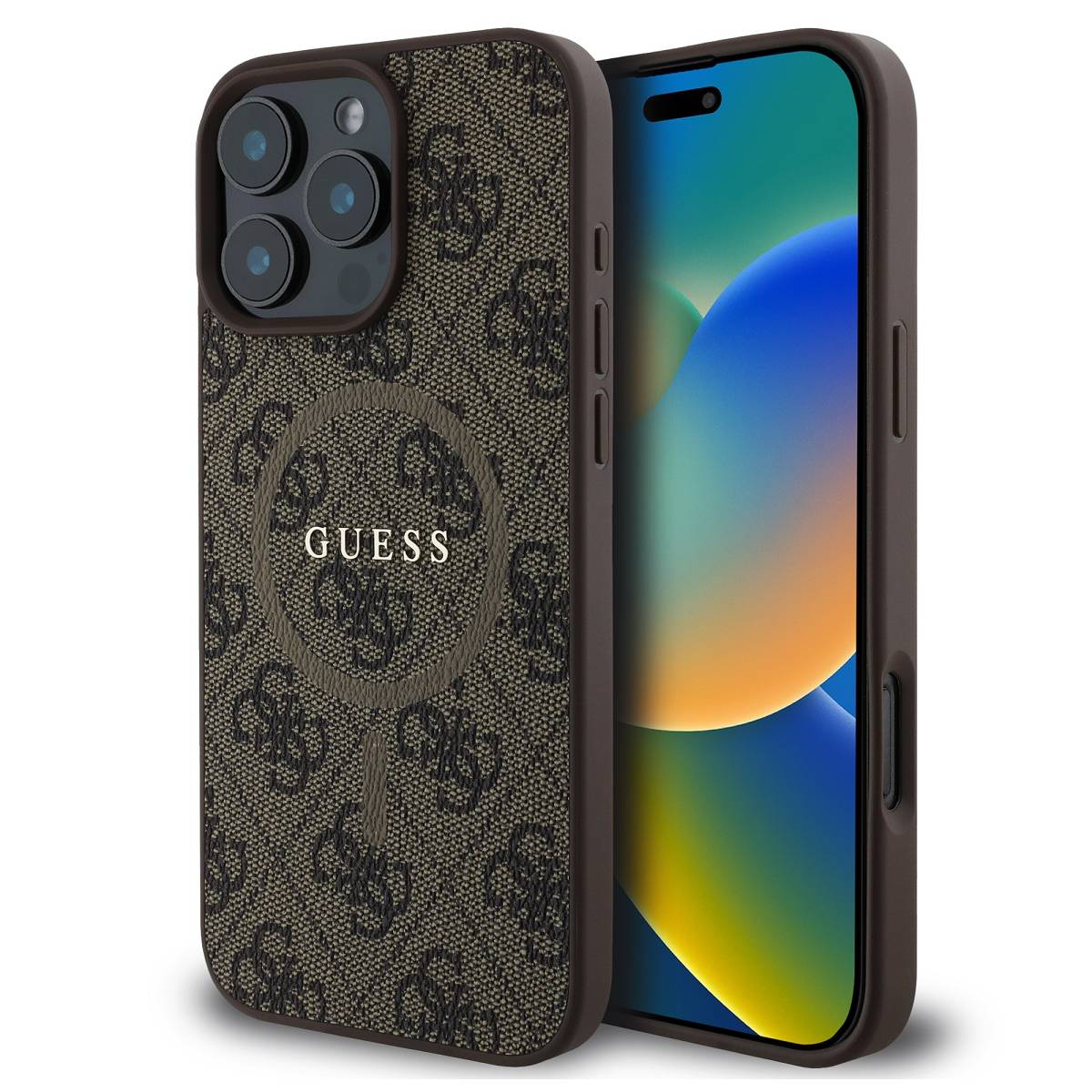 Custodia Guess marrone con motivo logo, che tiene un iPhone con fotocamera.