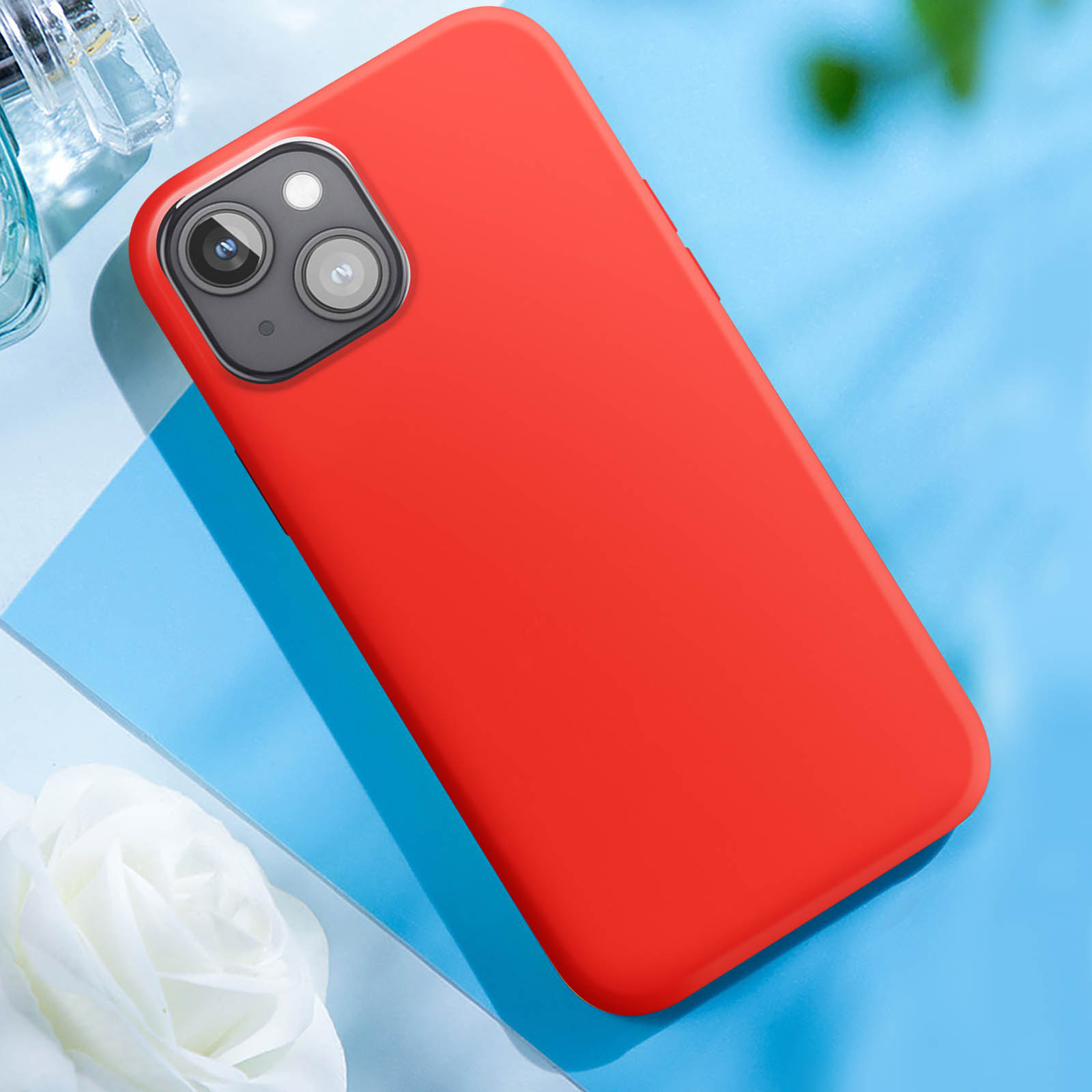 Custodia rossa su una superficie blu. La custodia copre il telefono. Sfondo blu.