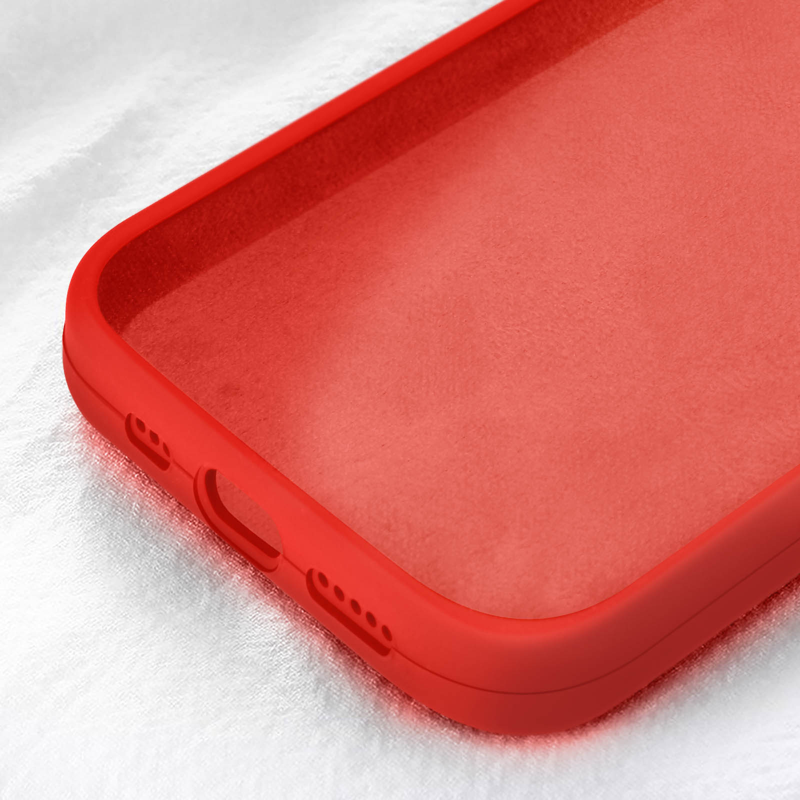Custodia rossa per telefono. Bordi arrotondati. Fori per i pulsanti. Sfondo in tessuto bianco.