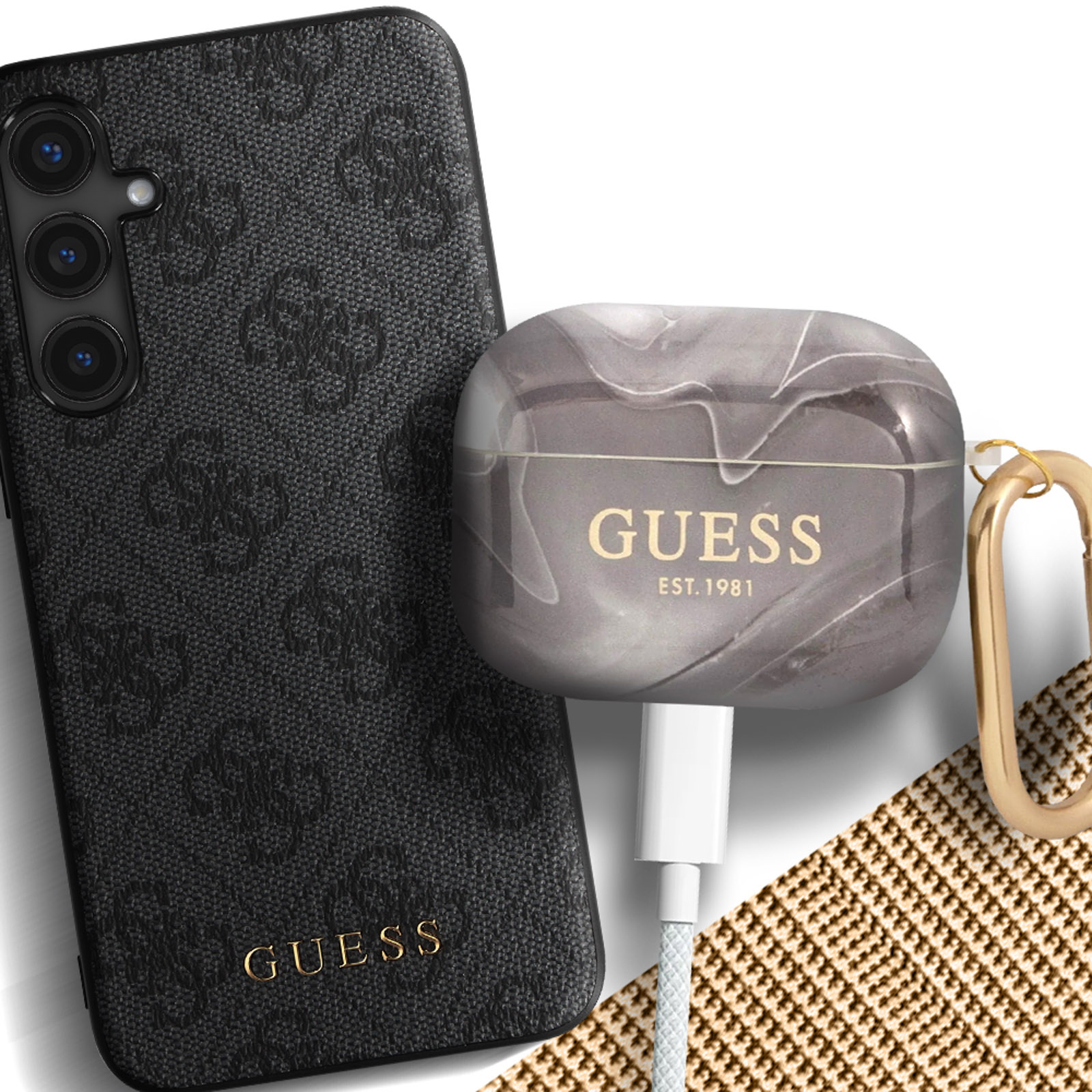Funda negra Guess y funda AirPods con cadena dorada. Cable cargador blanco enchufado.