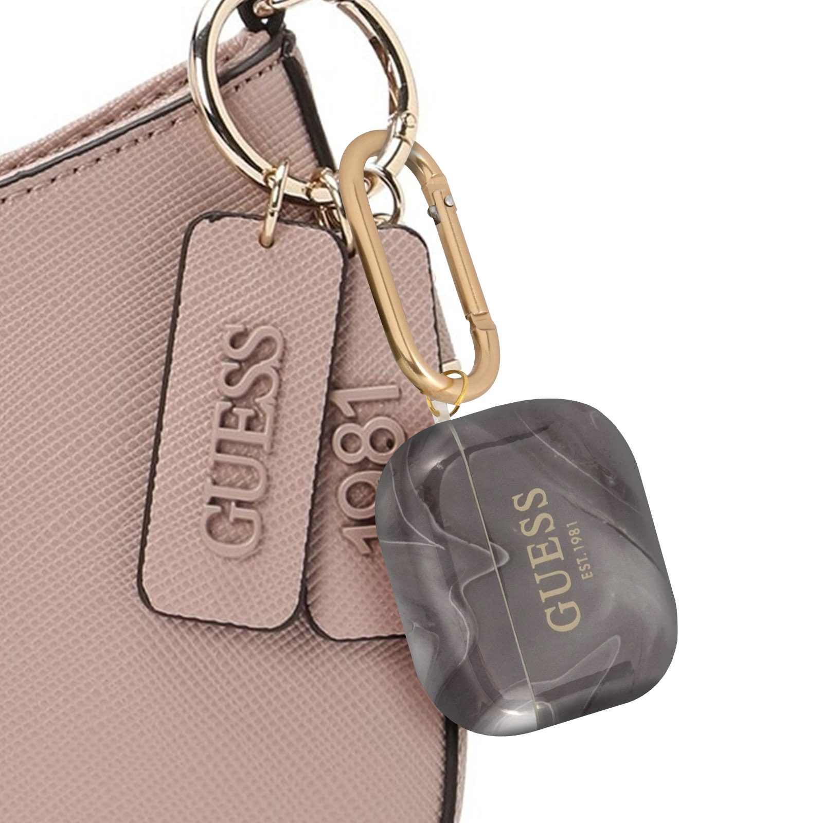 Una funda de AirPod de la marca Guess con un llavero. La funda es gris con diseño de mármol.