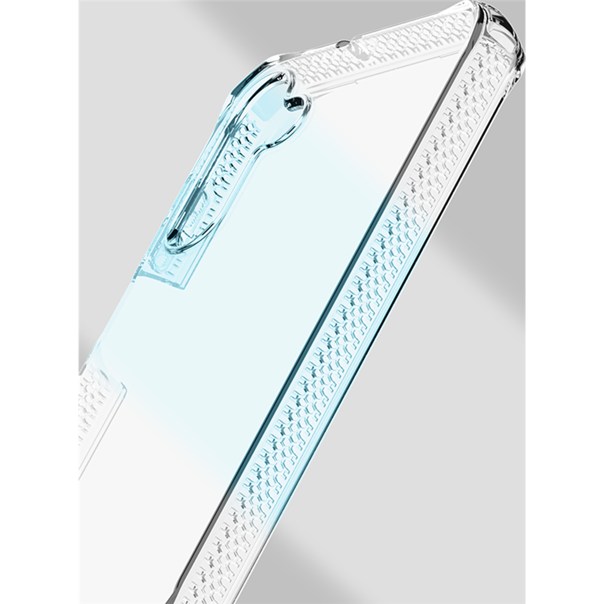Primo piano di custodia trasparente per telefono con bordi strutturati. Tinta blu. Sfondo bianco.