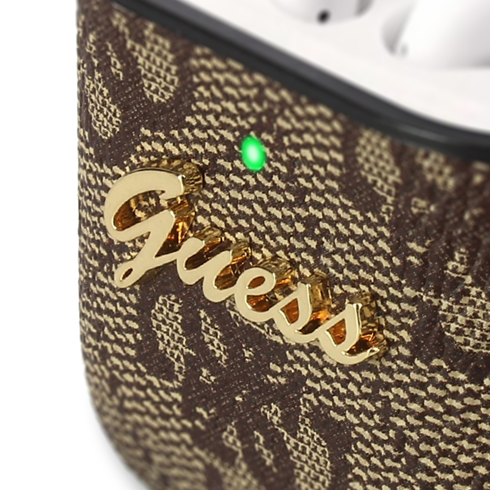 Un primo piano di una custodia per auricolari con il logo Guess. La custodia è marrone con scritte dorate.