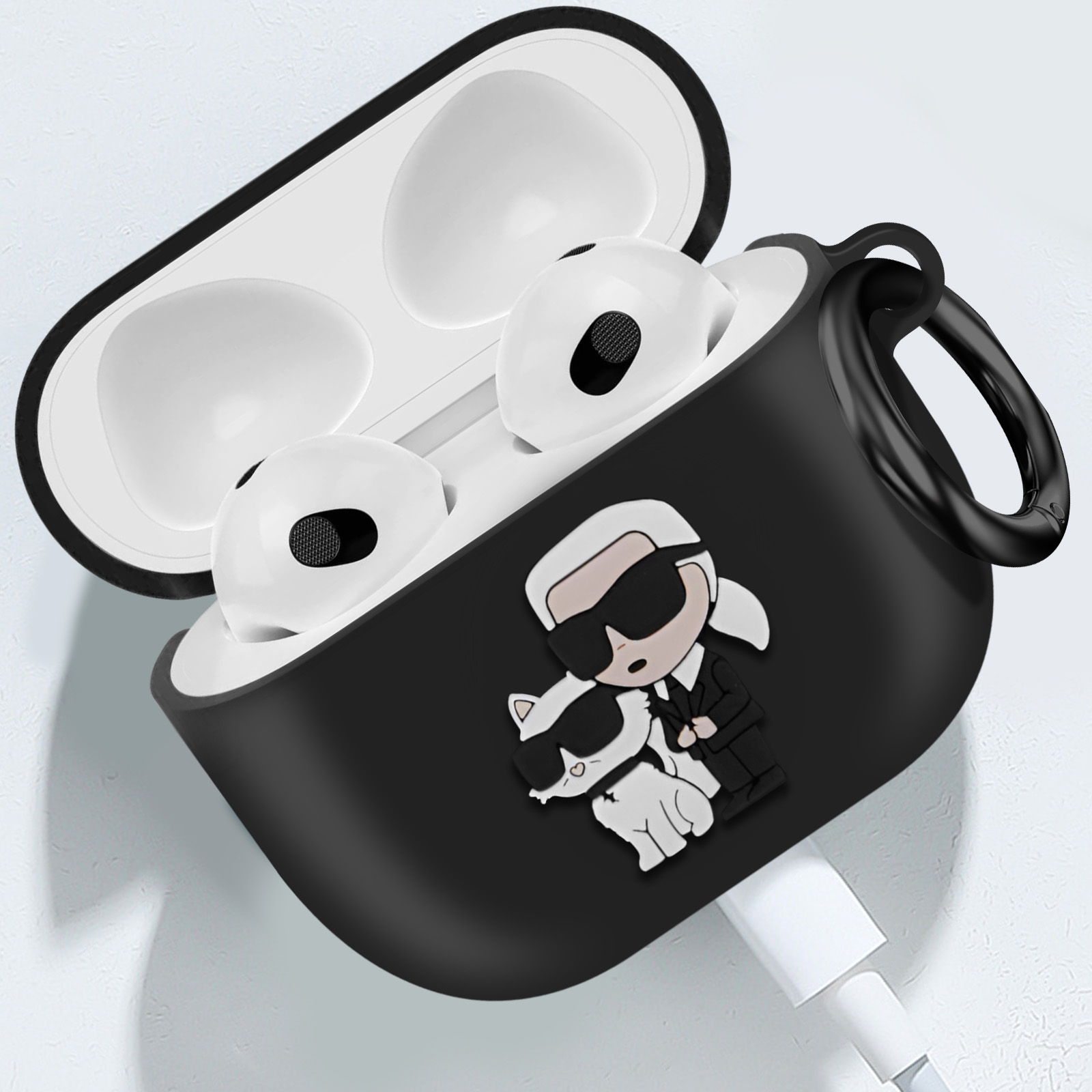 Funda negra de AirPods con AirPods blancos dentro. Un diseño de Karl Lagerfeld con imagen de gato.