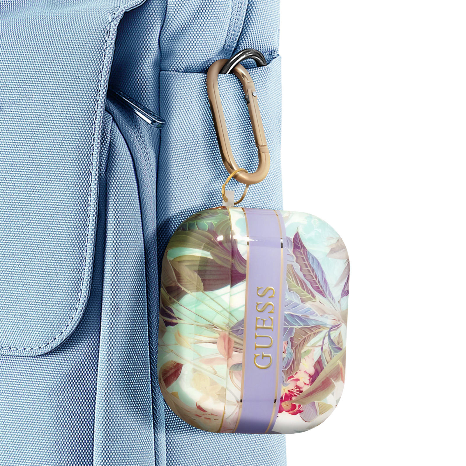 Funda de AirPods con estampado floral y logotipo GUESS, sujeta a una mochila azul.