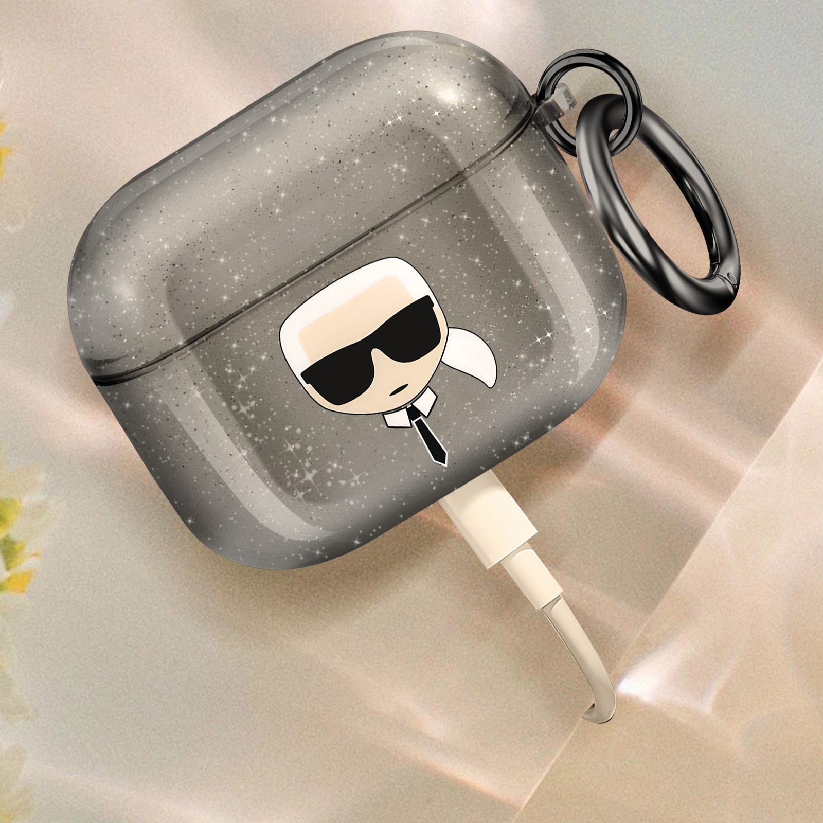 Funda transparente para AirPods con diseño de Karl Lagerfeld. Personaje de dibujos animados con gafas de sol y corbata.