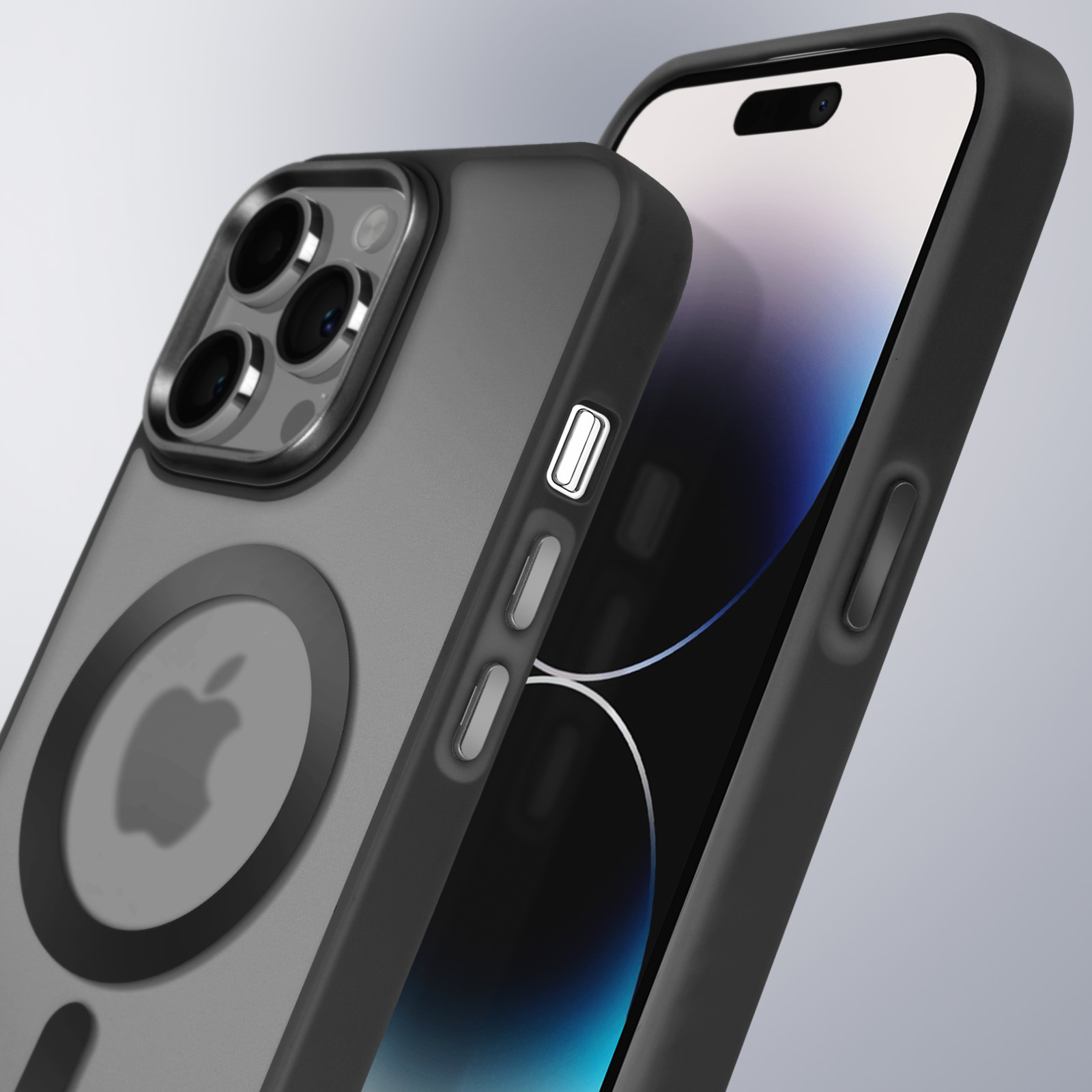 Telefono in custodia grigio scuro. La custodia ha un cerchio MagSafe e il logo Apple visibile.