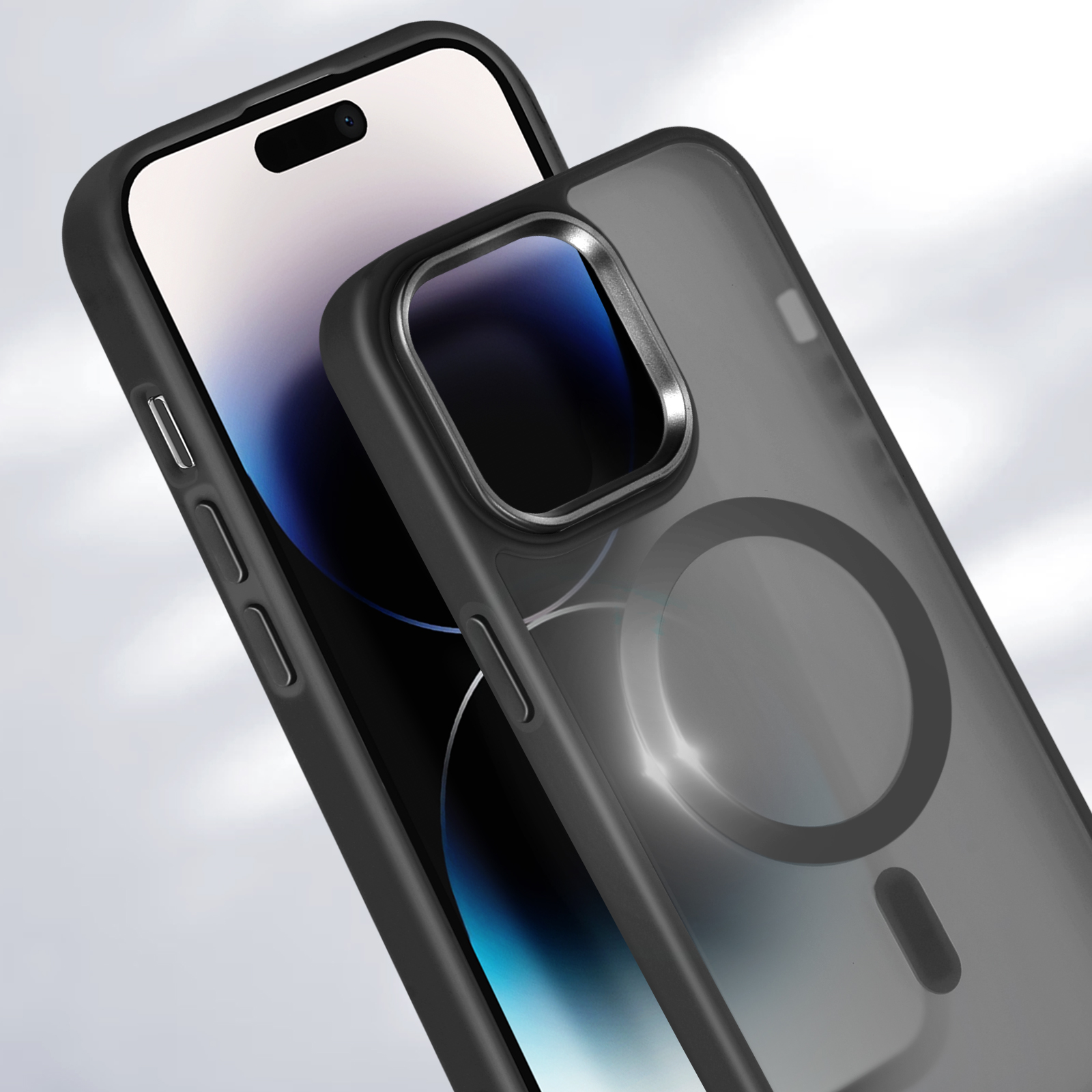 iPhone con custodia MagSafe nera. L'iPhone è angolato e la custodia è leggermente trasparente.
