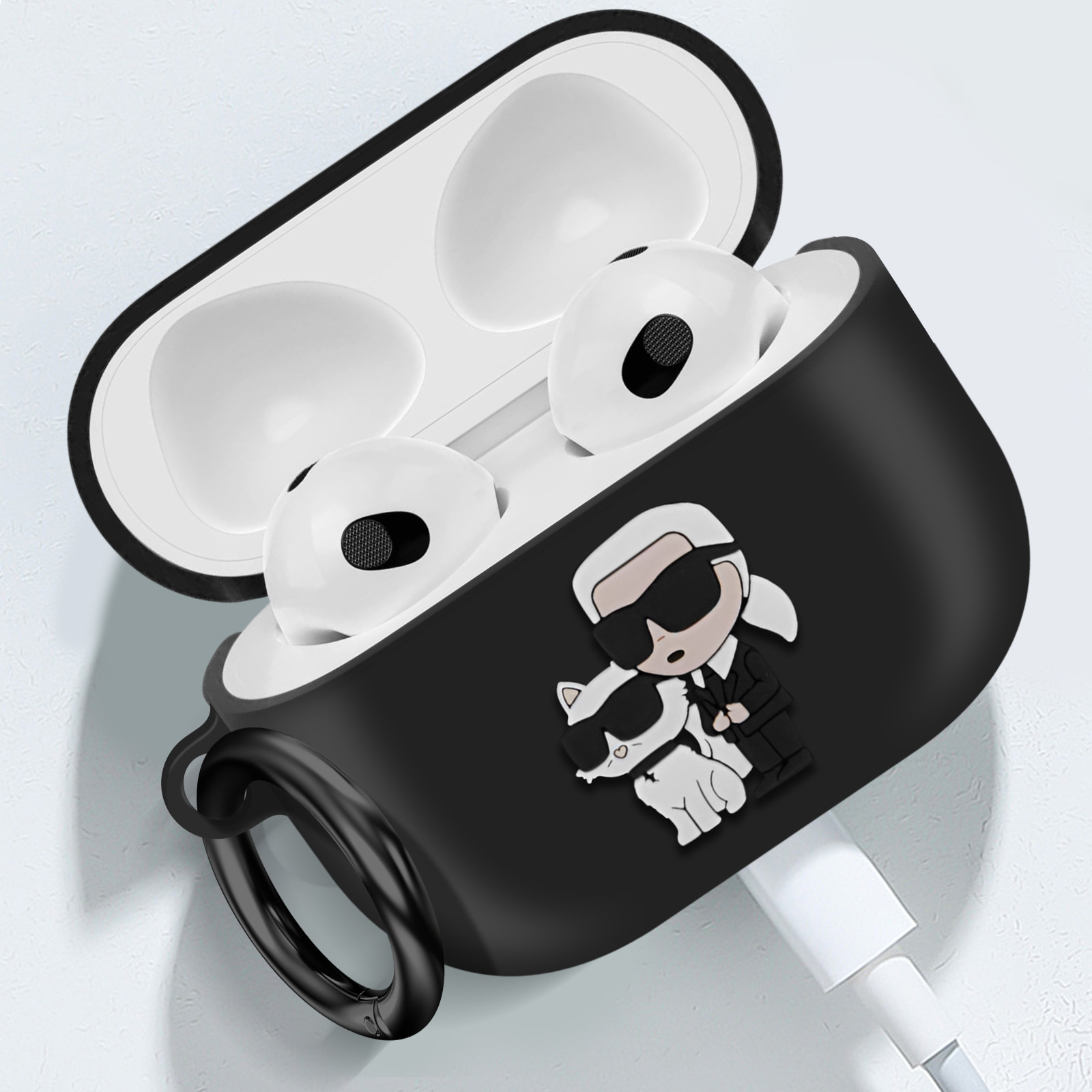 Étui AirPods noir avec design Karl Lagerfeld. AirPods blancs à l'intérieur.