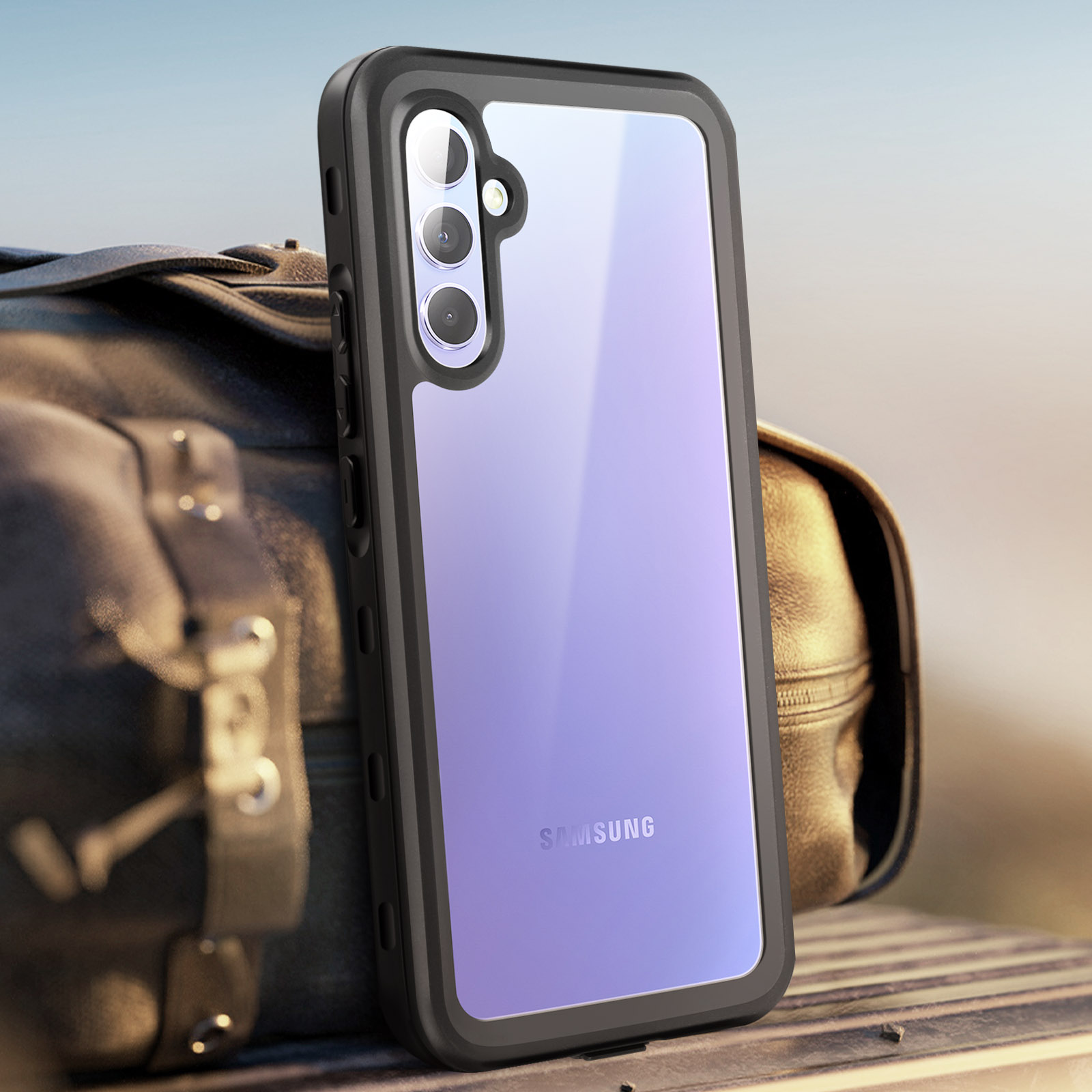 Funda de teléfono negra y transparente sobre una bolsa de cuero. El teléfono está dentro.