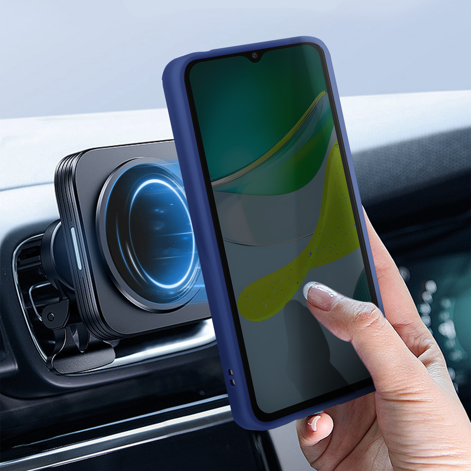 Ein Telefon in einer blauen Hülle an einer Autotelefonhalterung befestigt. Eine Hand berührt den Bildschirm.