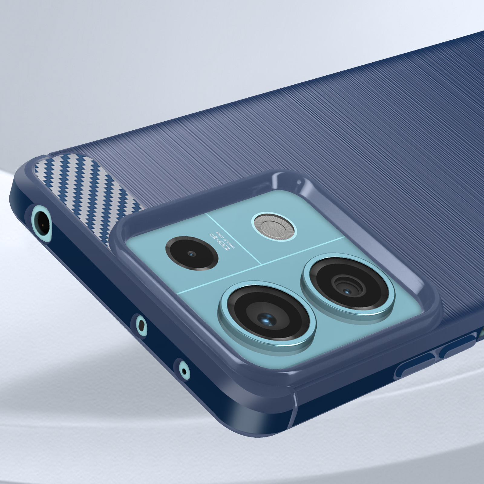Telefono con custodia blu. La custodia ha un retro strutturato e una sezione per la fotocamera. Il telefono ha tre obiettivi.
