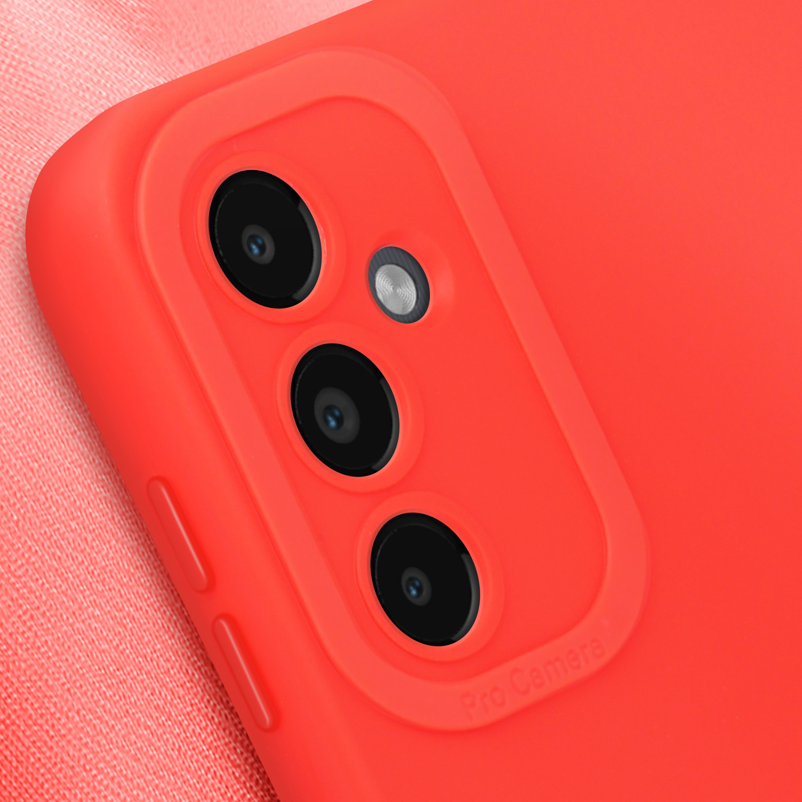 Custodia rossa per telefono. Sono visibili tre lenti della fotocamera. Viene mostrata l'etichetta Pro Camera.