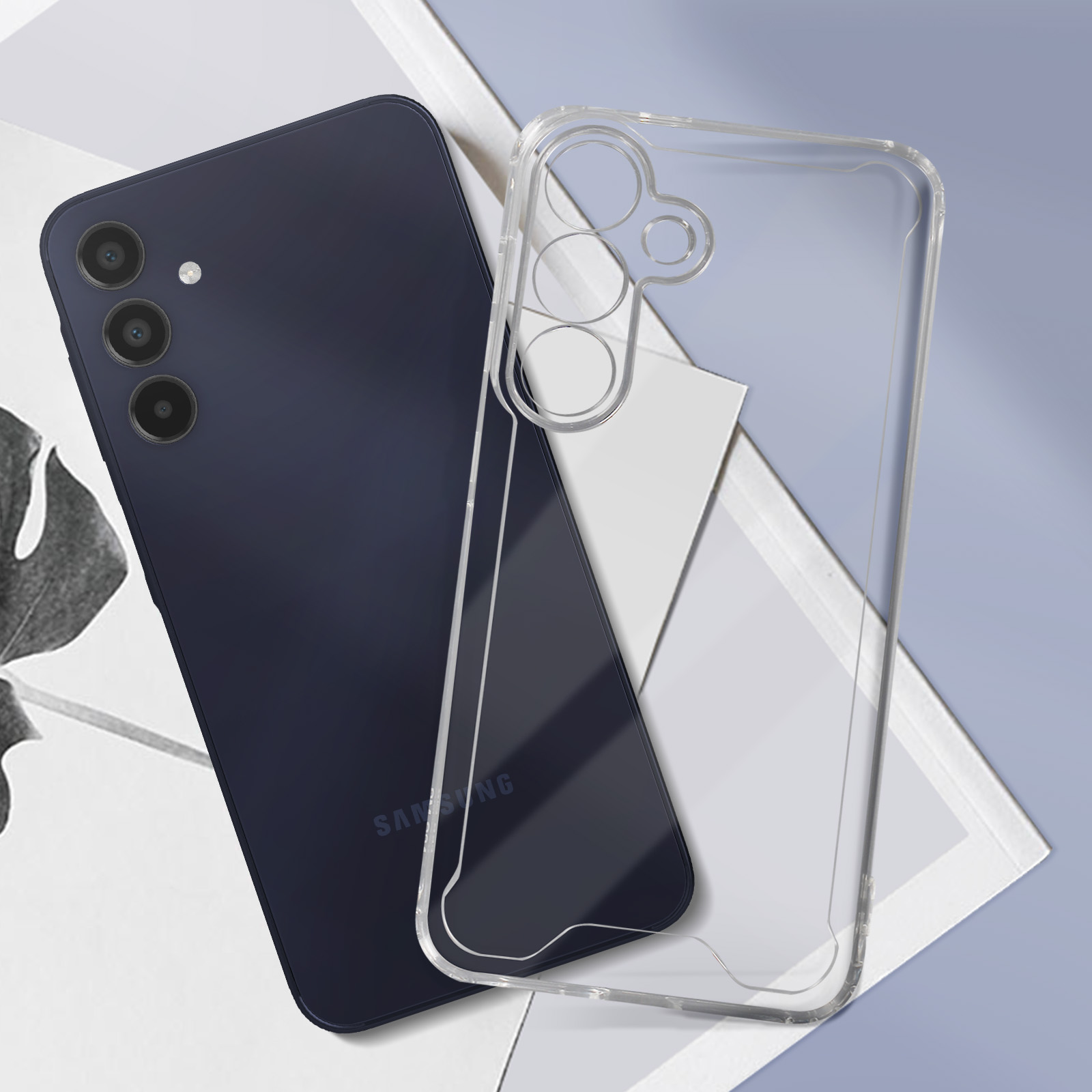 Téléphone et coque transparente sur papier blanc. Le téléphone est bleu foncé, la coque est transparente.