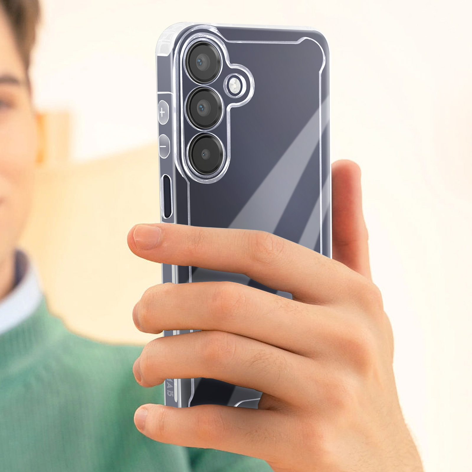 Un homme tenant un téléphone avec une coque transparente, présentant les caméras et l'écran du téléphone.