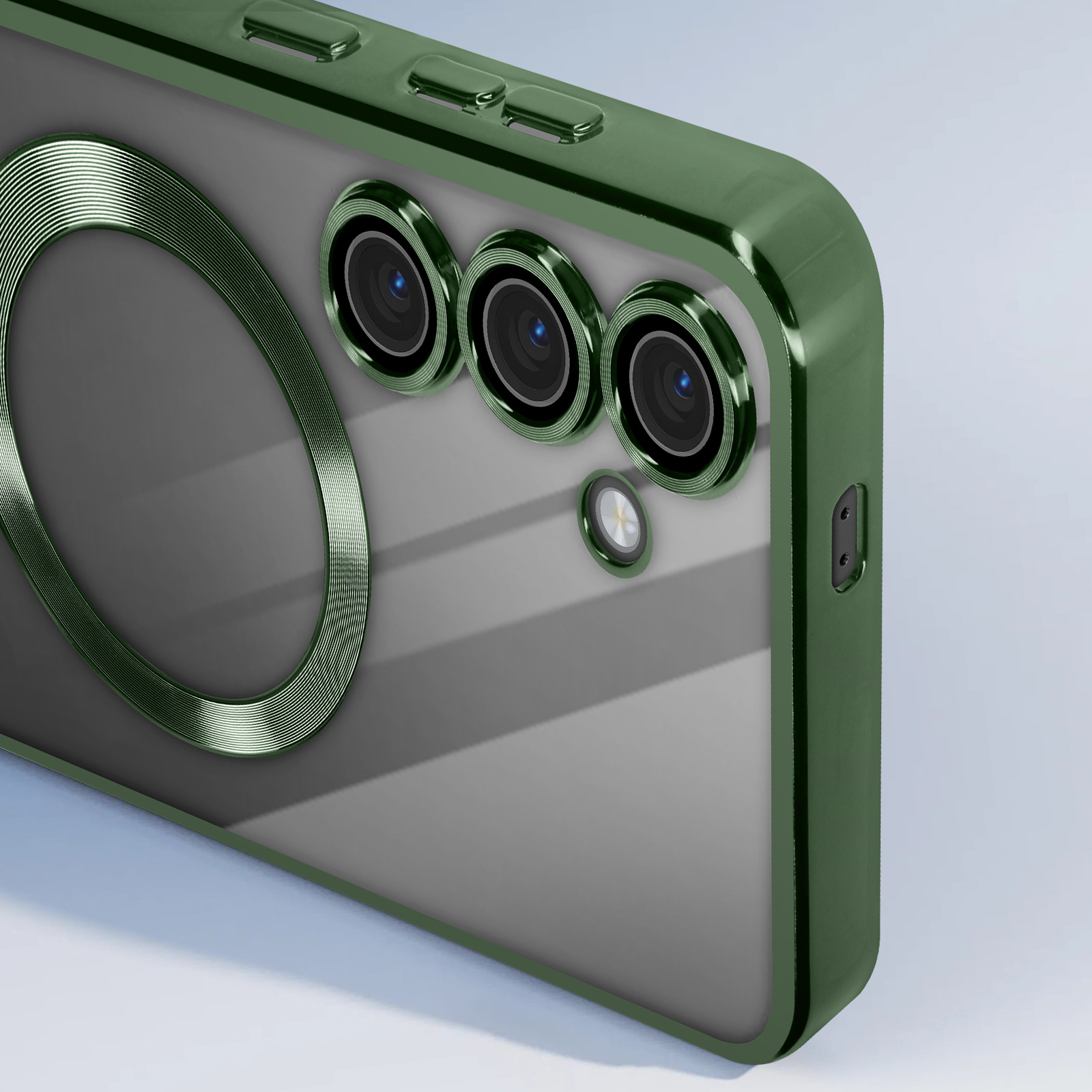 Una custodia verde con tre obiettivi e un anello sul retro. Lo sfondo è azzurro.