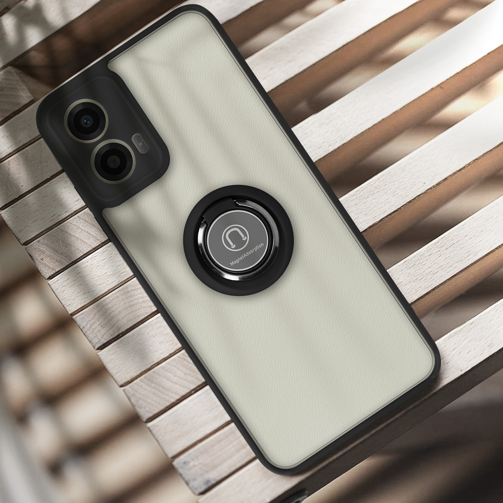 Telefono con supporto ad anello su una superficie in legno. La custodia è color crema e nera.