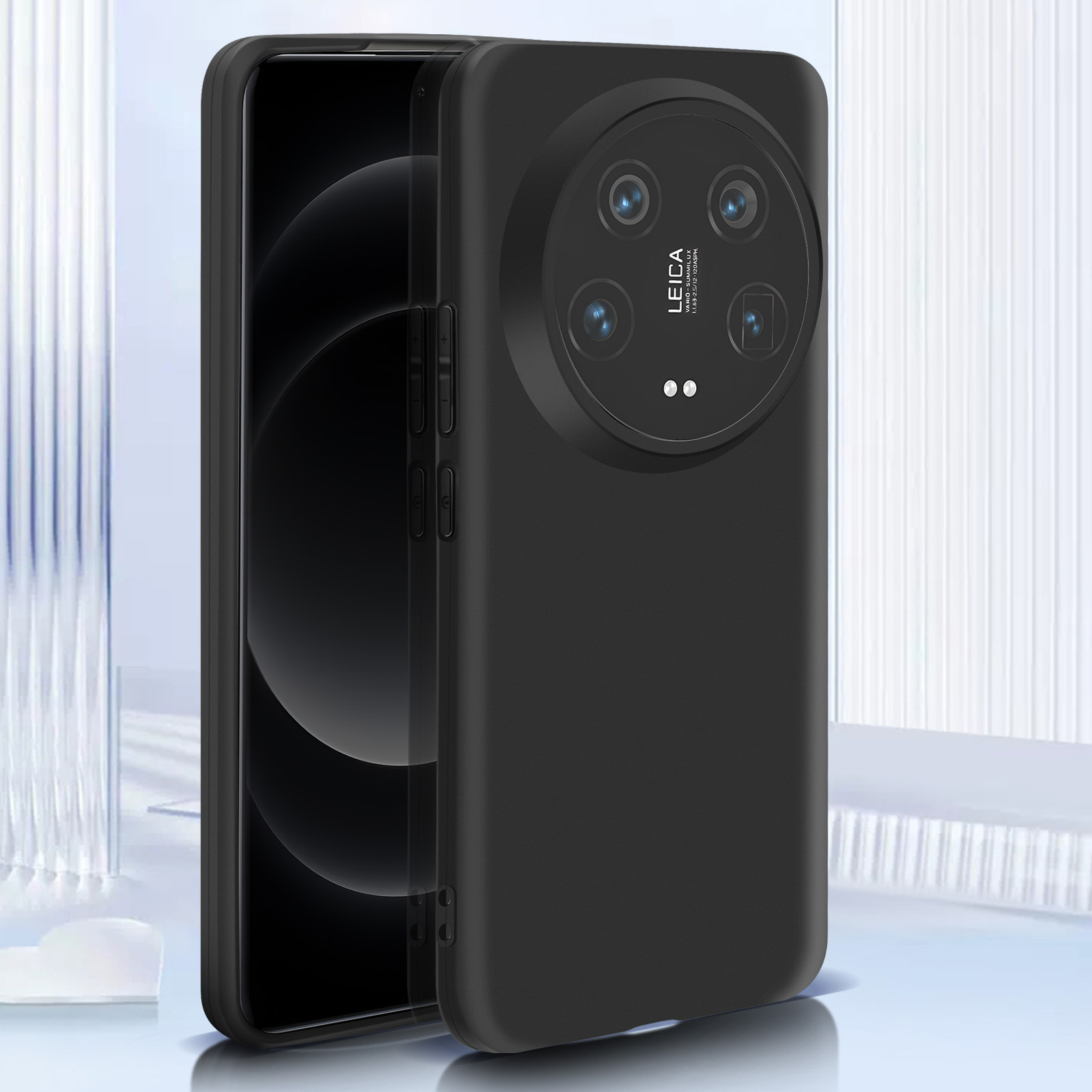 Custodia per telefono nera con un telefono all'interno. La custodia ha un ampio rialzo per la fotocamera. Il telefono è nero.