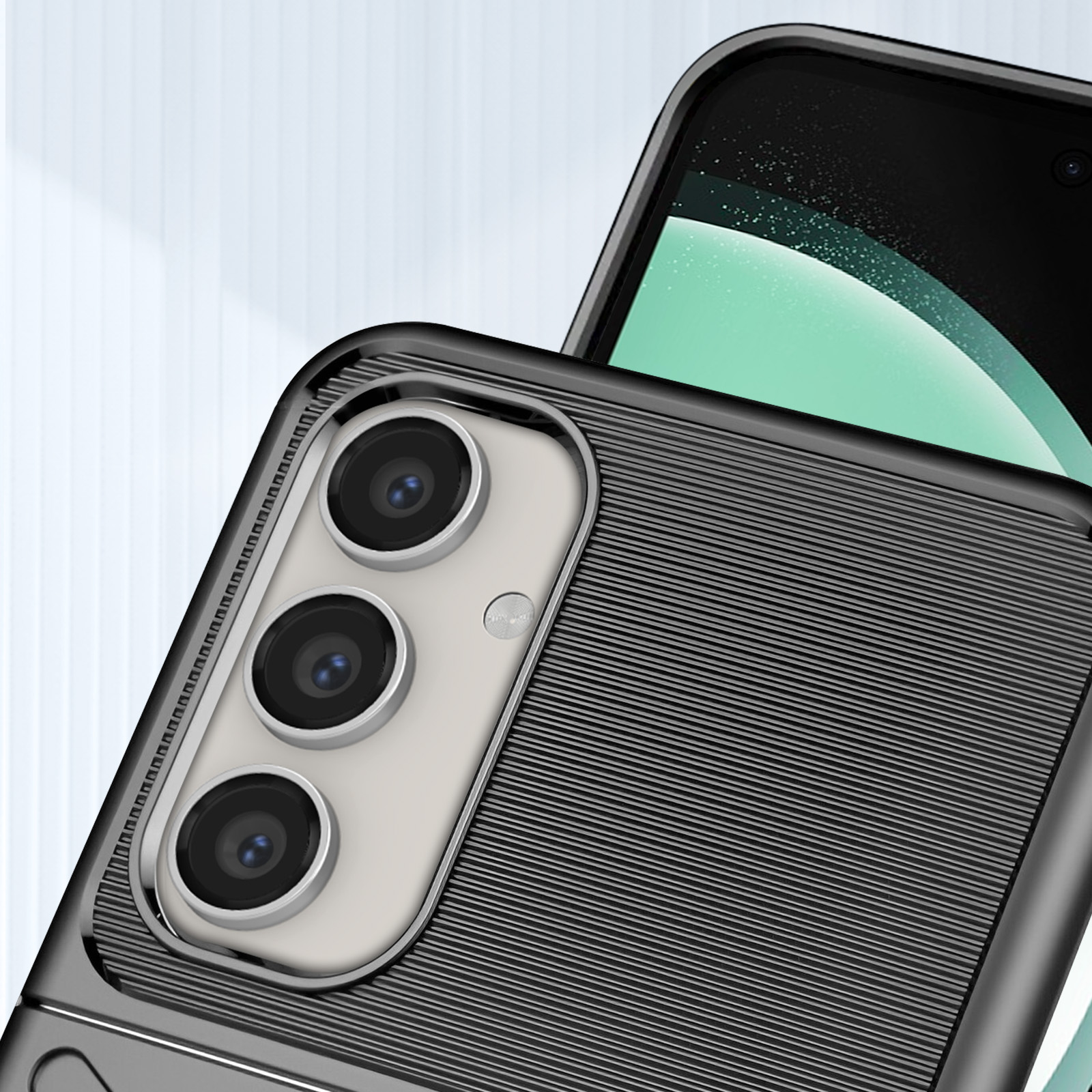 Primo piano di una custodia per telefono con design nero strutturato attorno alla fotocamera. Sono visibili tre obiettivi.