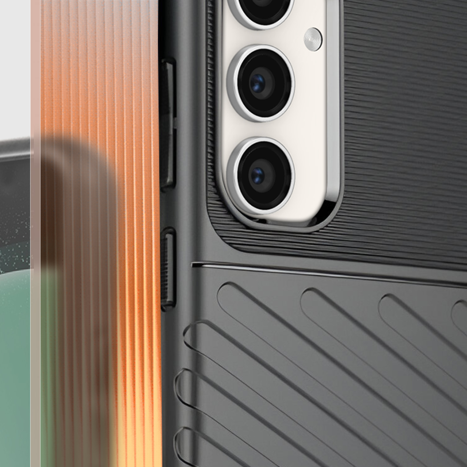 Primo piano di una custodia nera con modulo fotocamera e design strutturato.