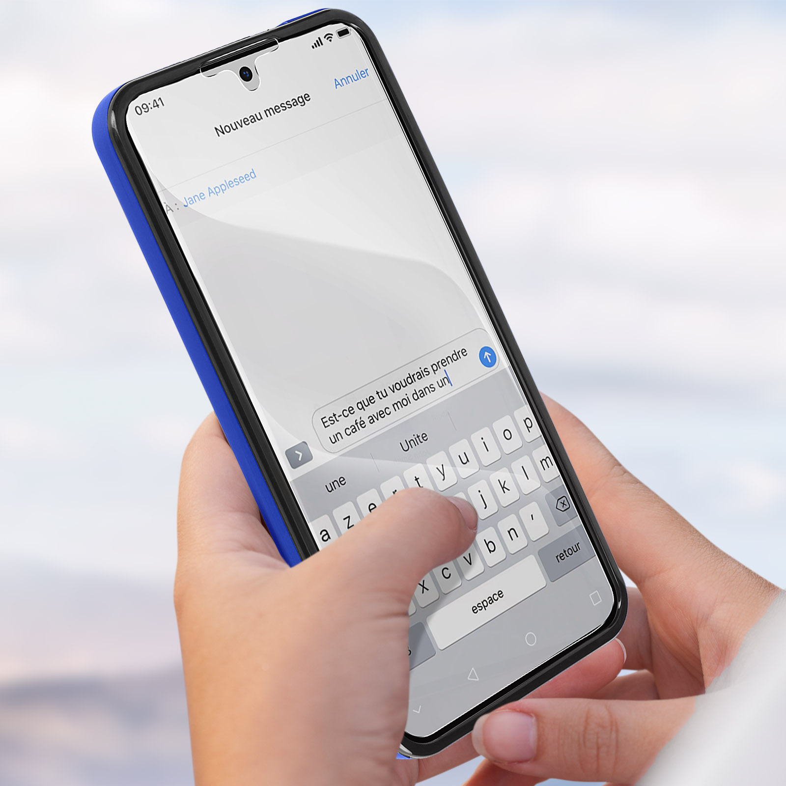 Person hält Telefon mit blauer Hülle, zeigt Textnachrichten-Oberfläche.