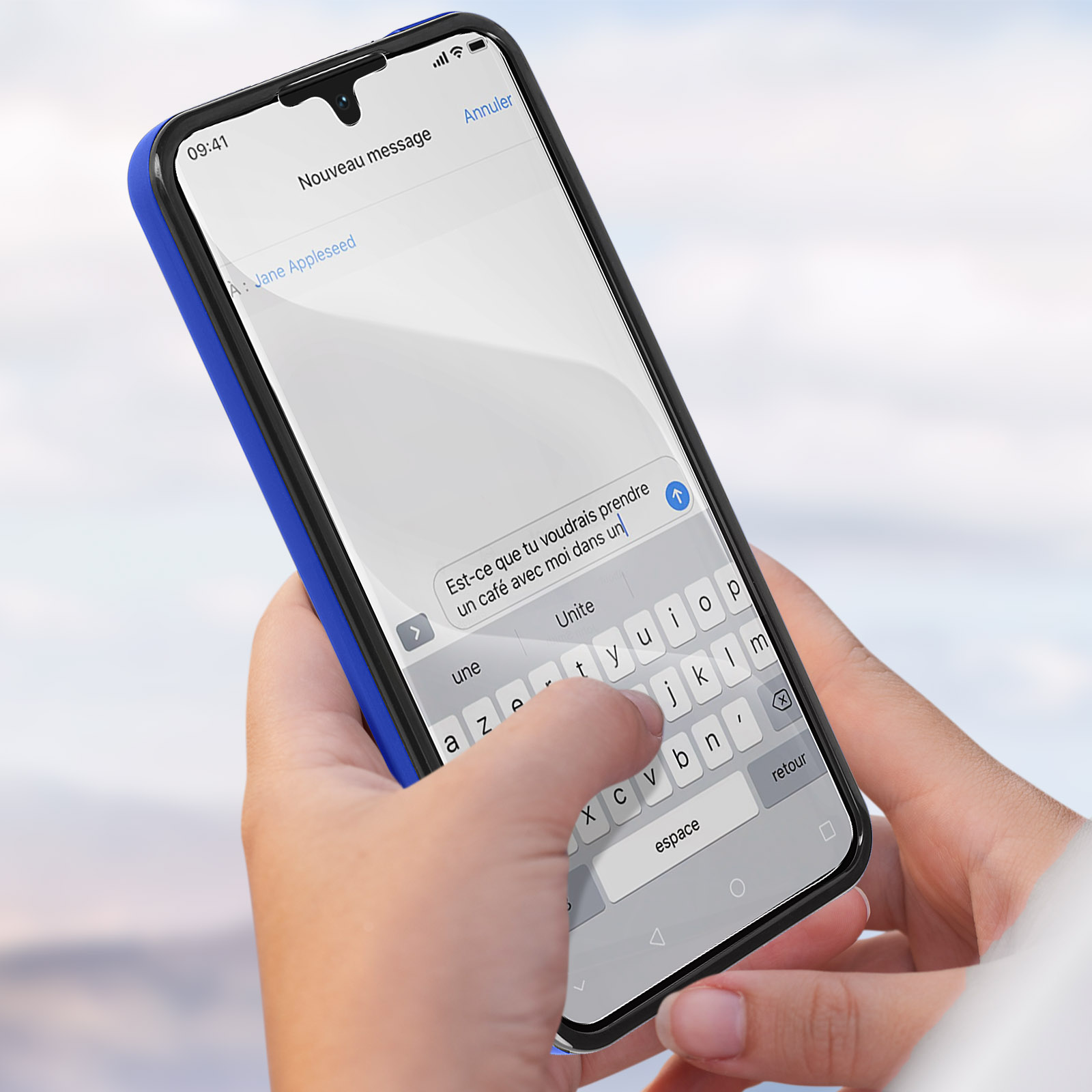 Telefono in una custodia blu, mani che tengono il telefono, un messaggio è visibile sullo schermo.
