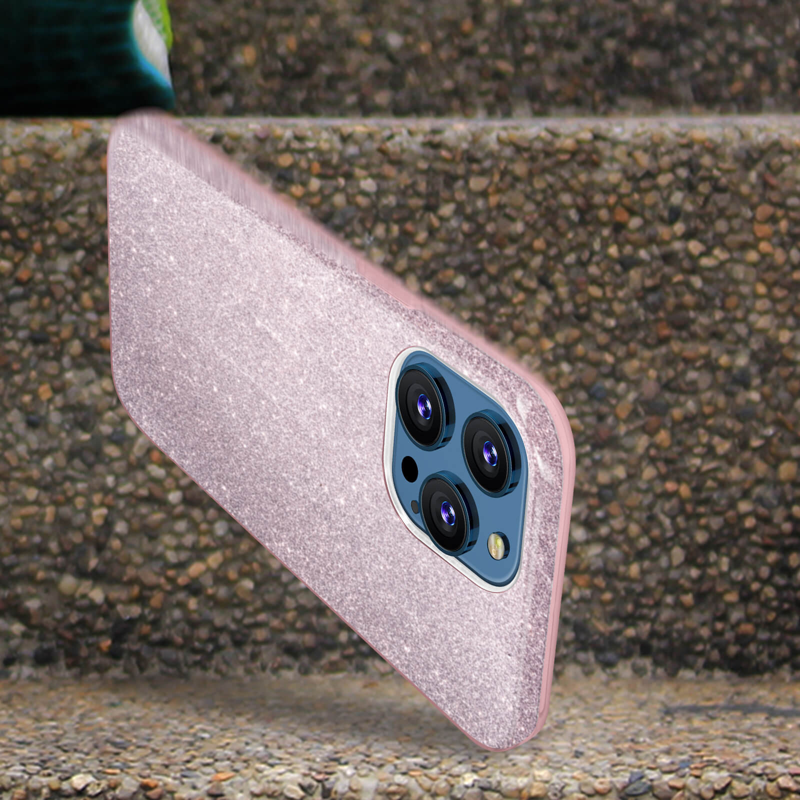 Custodia rosa glitterata su gradini di pietra, che mostra il retro del telefono.