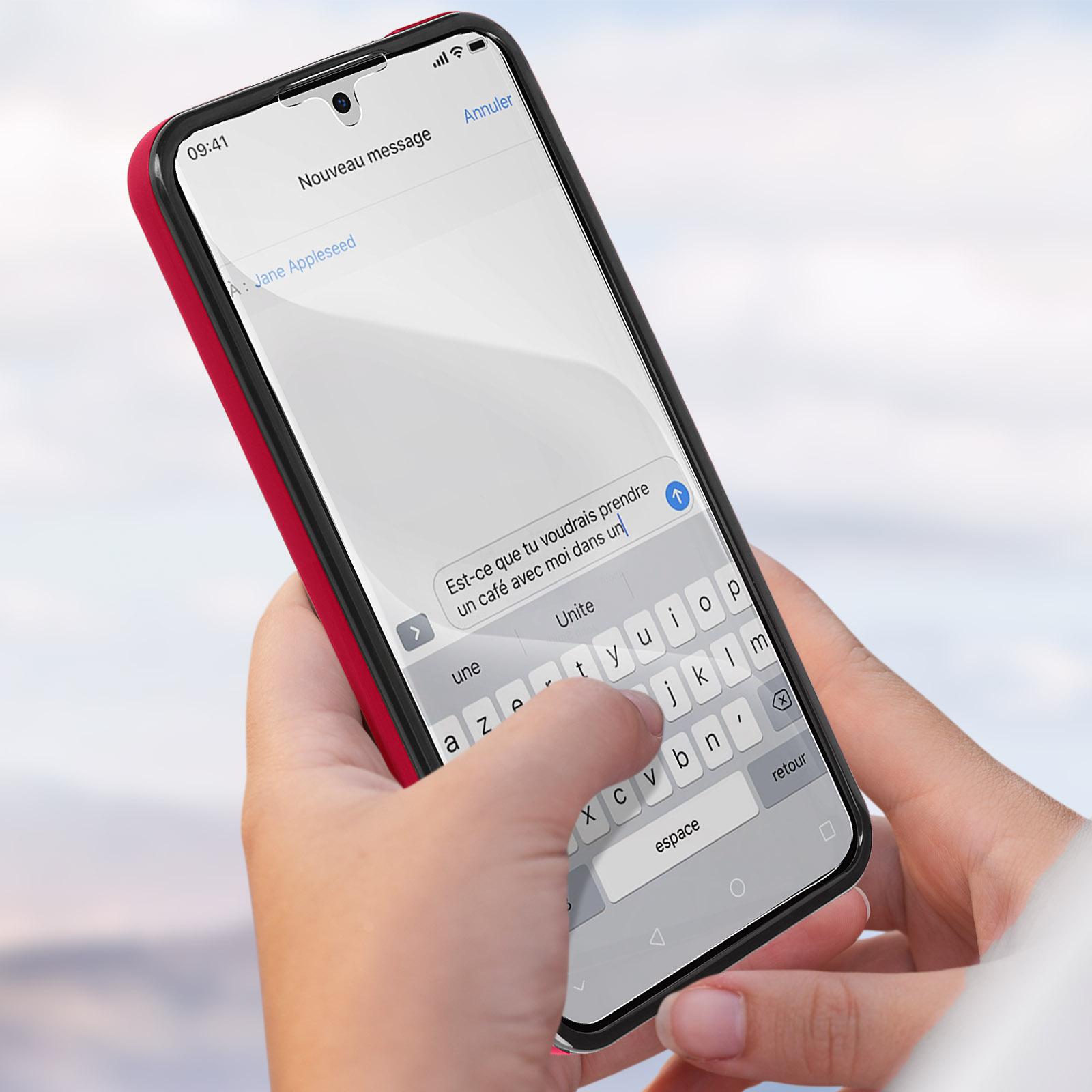 Un telefono con custodia rossa. Un messaggio di testo sullo schermo.