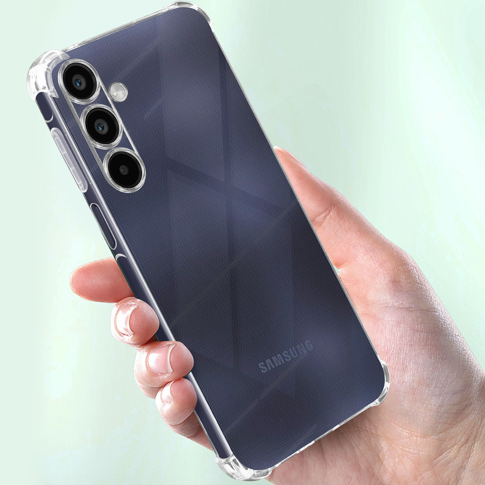 Eine Hand hält eine transparente Handyhülle mit einem Samsung-Handy. Die Kamera ist sichtbar.